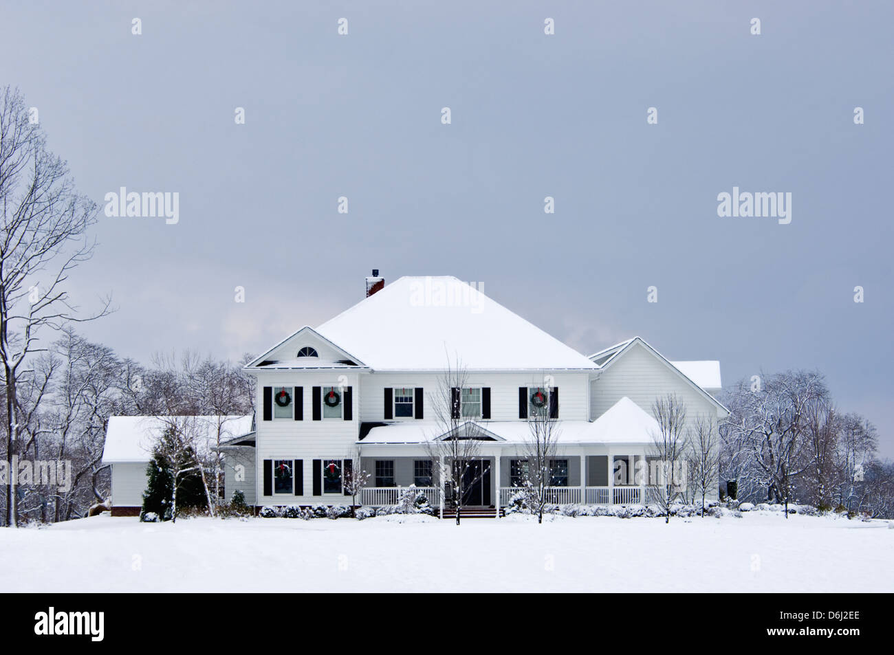 Casa decorada para Navidad y Año Nuevo en la nieve Floyd County, Indiana Foto de stock