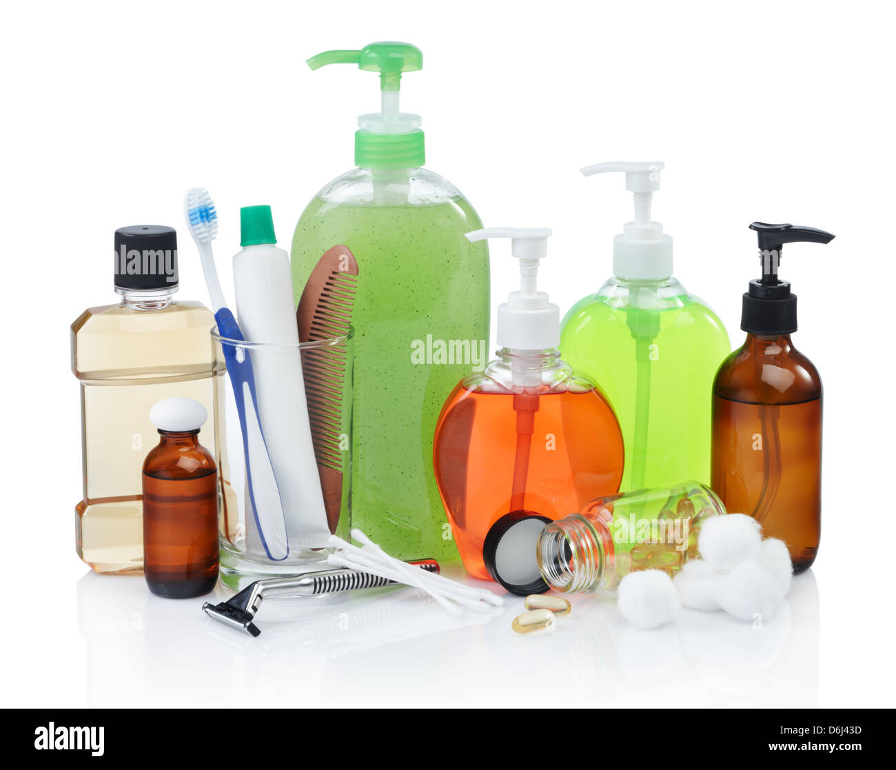 Surtido de productos de higiene personal sobre fondo blanco. Foto de stock