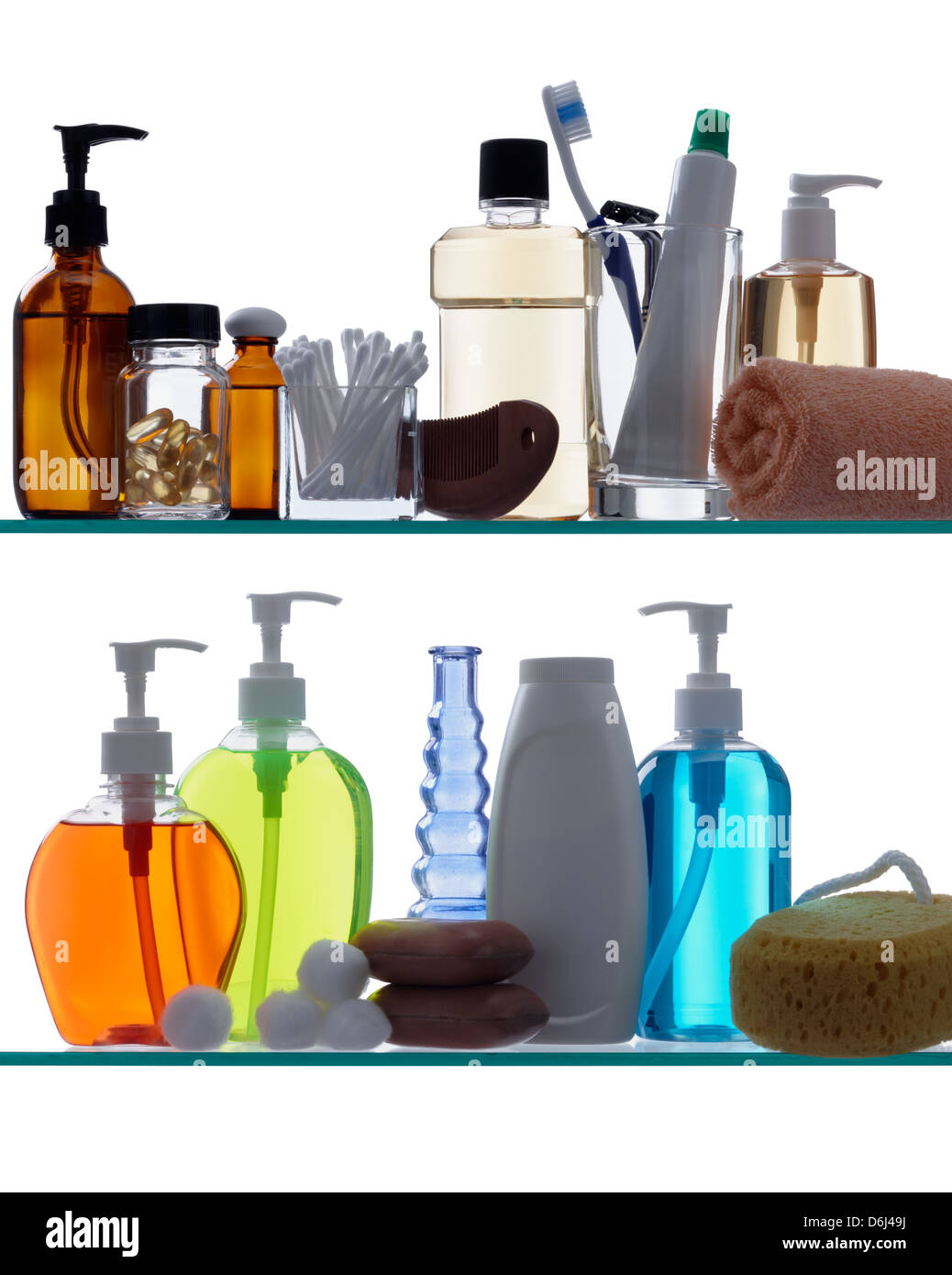 Productos de higiene personal en estantes de vidrio con retroiluminación Foto de stock