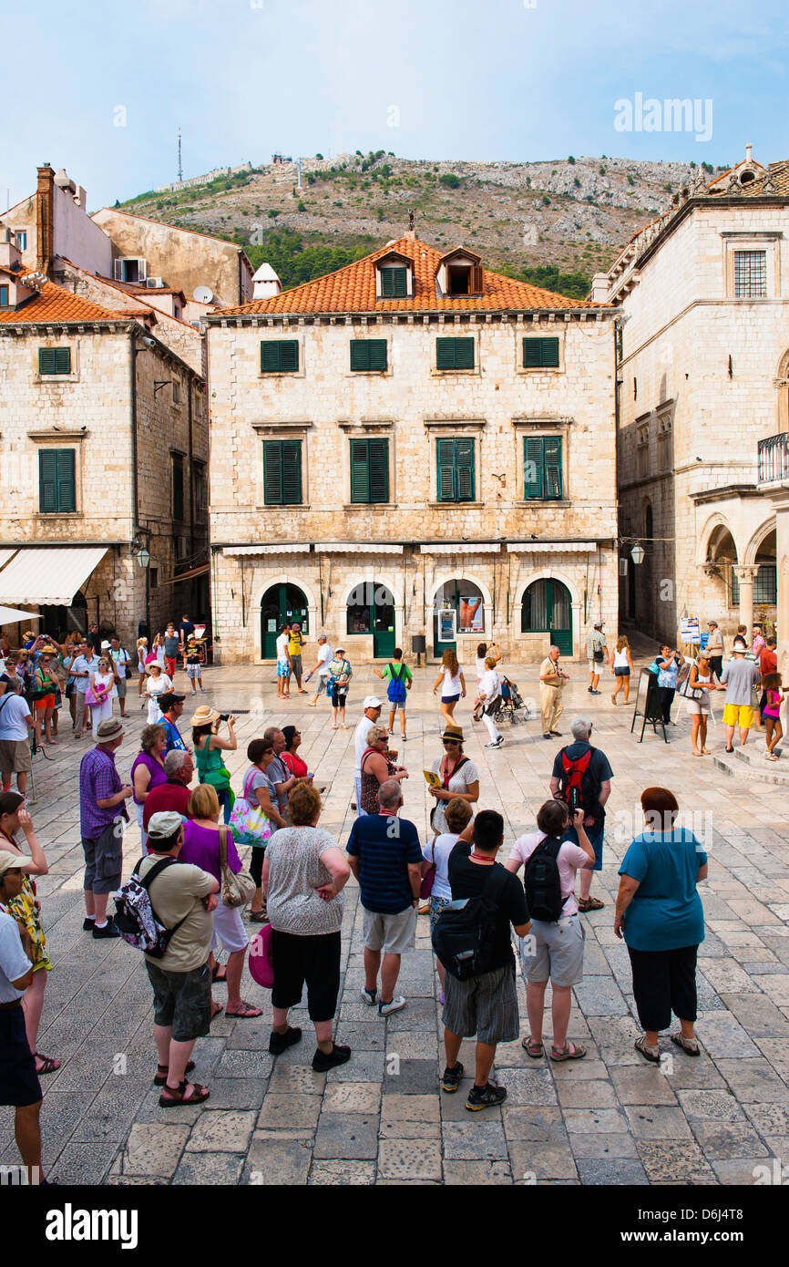 Excursión por la ciudad de Dubrovnik en la Plaza Luza, el casco antiguo de Dubrovnik, declarado Patrimonio de la Humanidad por la UNESCO, Dubrovnik, Croacia, Europa Foto de stock