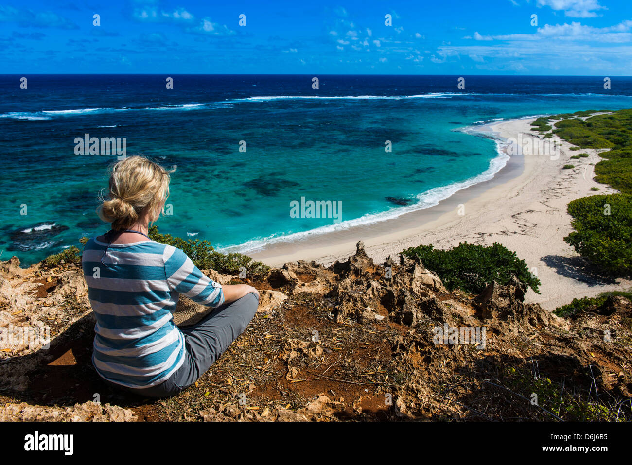 Turista disfrutando del hermoso paisaje de Barbuda, Antigua y Barbuda, Antillas, Caribe, América Central Foto de stock