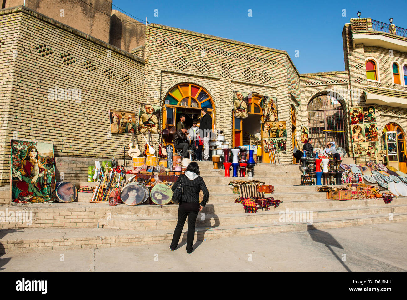 Souvenirs kurdo en venta por debajo de la ciudadela de Erbil (Hawler), capital de Irak, Kurdistán, Iraq, Oriente Medio Foto de stock