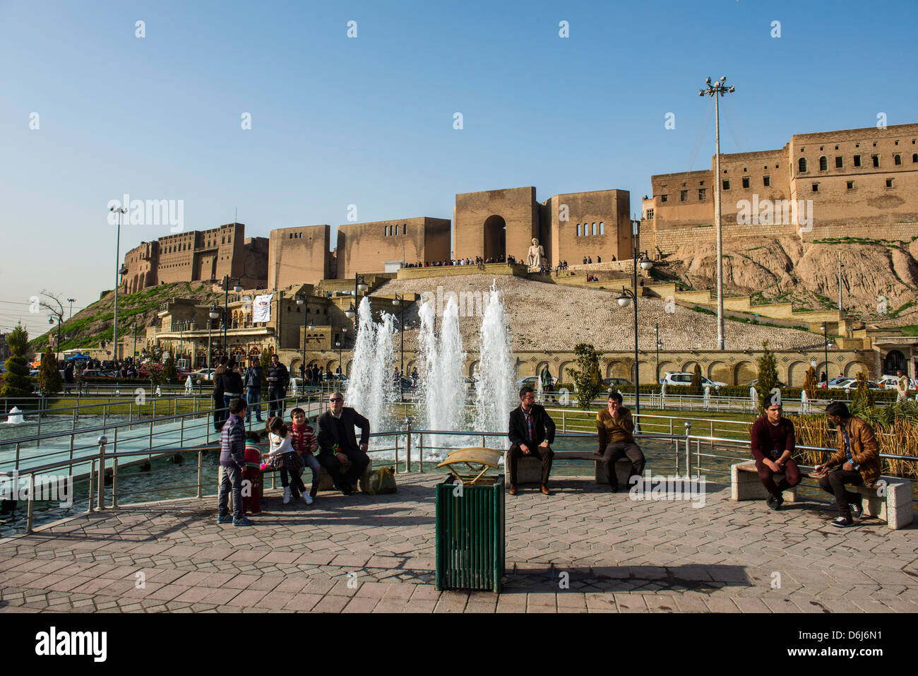 Enorme plaza con fuentes de agua debajo de la ciudadela de Erbil (Hawler), capital de Irak, Kurdistán, Iraq, Oriente Medio Foto de stock