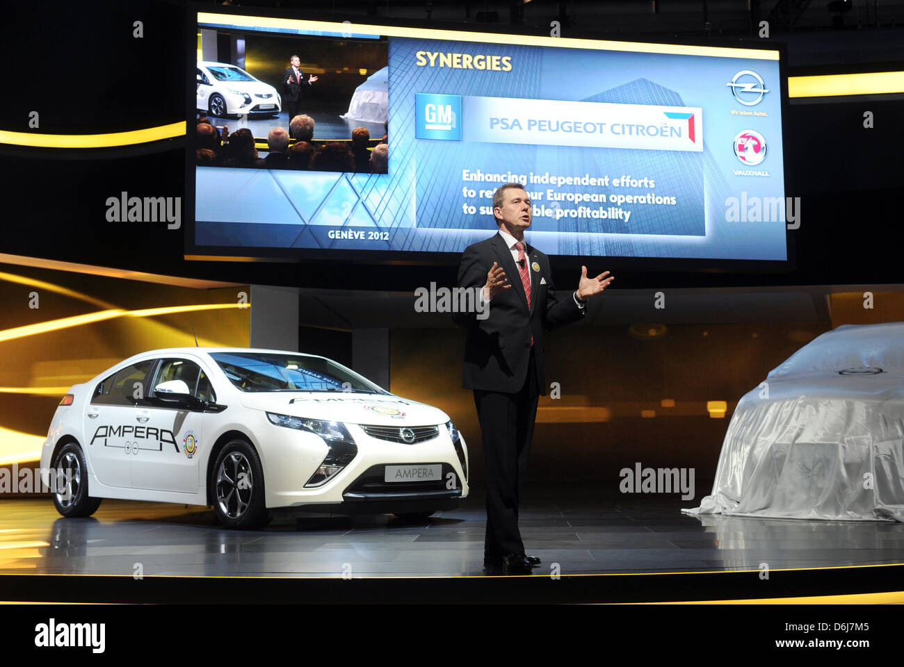 CEO de Opel Karl-Friedrich Stracke habla acerca de la cooperación entre Opel y PSA durante una conferencia de prensa durante el primer día de prensa en el Salón Internacional del Automóvil en Palexpo, Ginebra, Suiza, 06 de marzo de 2012. El 82º Salón del Automóvil de Ginebra se ejecuta desde el 08 al 18 de marzo de 2012. Foto: ULI DECK Foto de stock