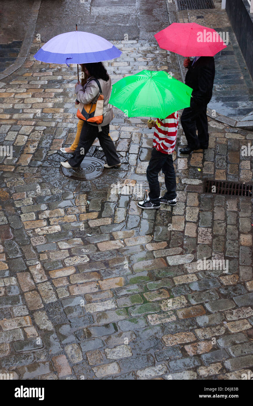 La lluvia en una calle adoquinada, Sevilla, Andalucía, España, Europa Foto de stock