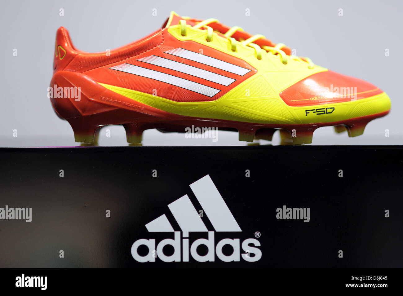 Adidas soccer shoe fotografías e imágenes de alta resolución - Alamy