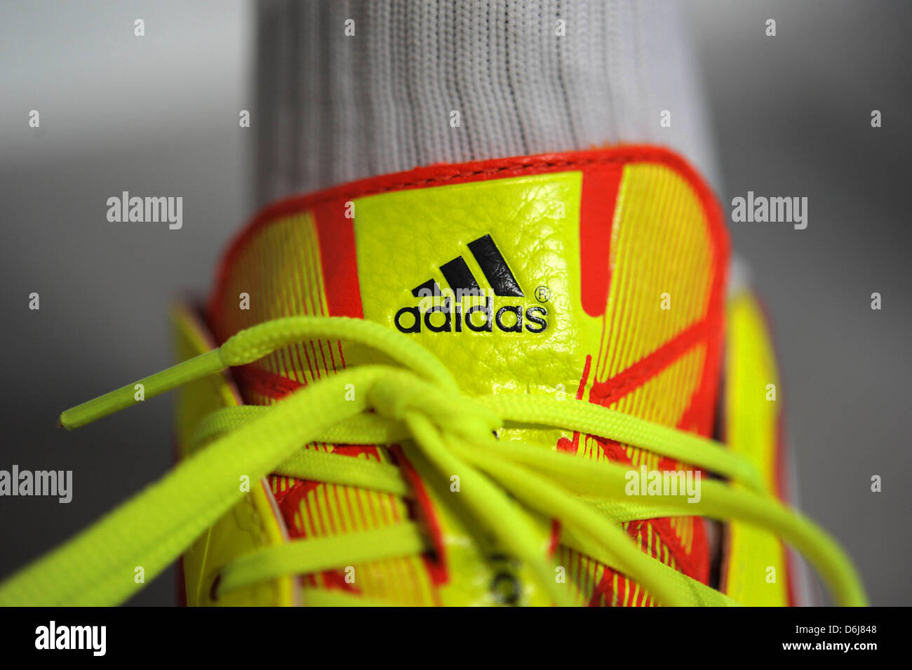 Adidas soccer shoe fotografías e imágenes de alta resolución - Alamy
