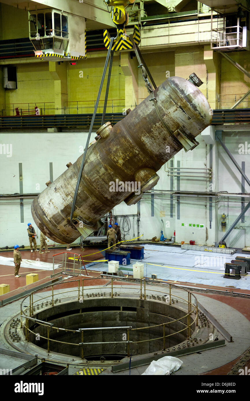 Un generador de vapor de 156 toneladas se levanta de su ubicación original  en la unidad 3 de la central nuclear más grande una vez en la RDA en  Lubmin, Alemania, 07