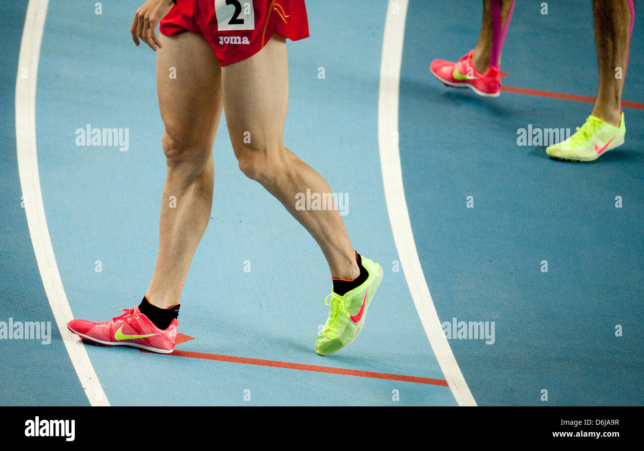 Dos atletas de los 800 metros de hombres llevan el mismo rojo-amarillo zapatillas  Nike en el Campeonato Mundial de Atletismo Indoor en Atakoy Athletics Arena  de Estambul, Turquía, el 10 de marzo