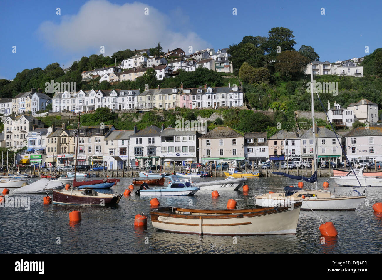 Veleros y barcos pesqueros amarrados en el puerto en Looe, Cornwall, Inglaterra, Reino Unido, Europa Foto de stock