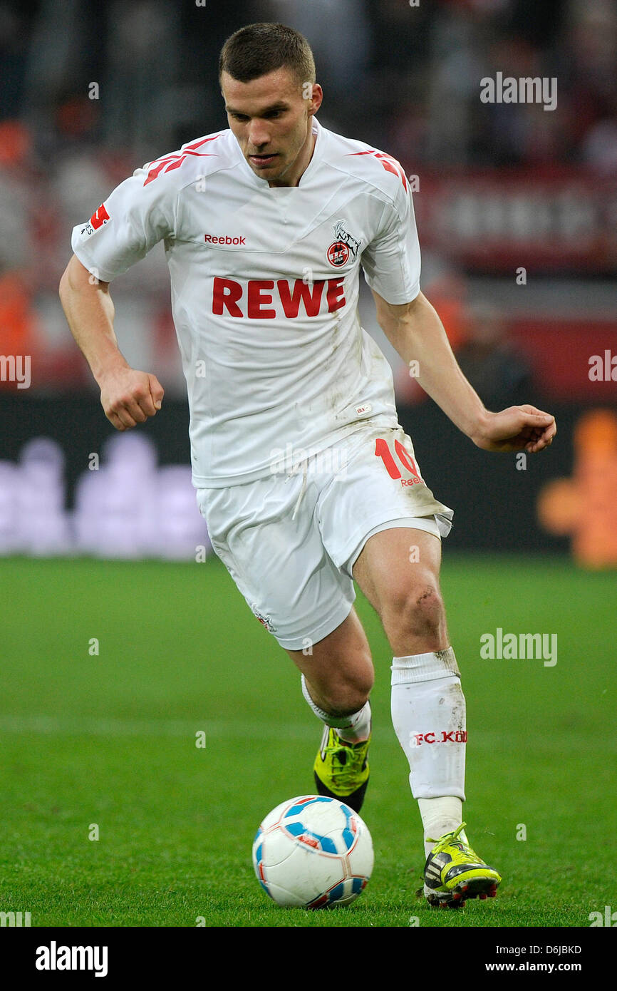 La colonia Lukas Podolski bota el balón durante el partido de fútbol de la  Bundesliga 1. FC Köln vs Hertha BSC en el estadio RheinEnergie de Colonia,  Alemania, el 10 de marzo