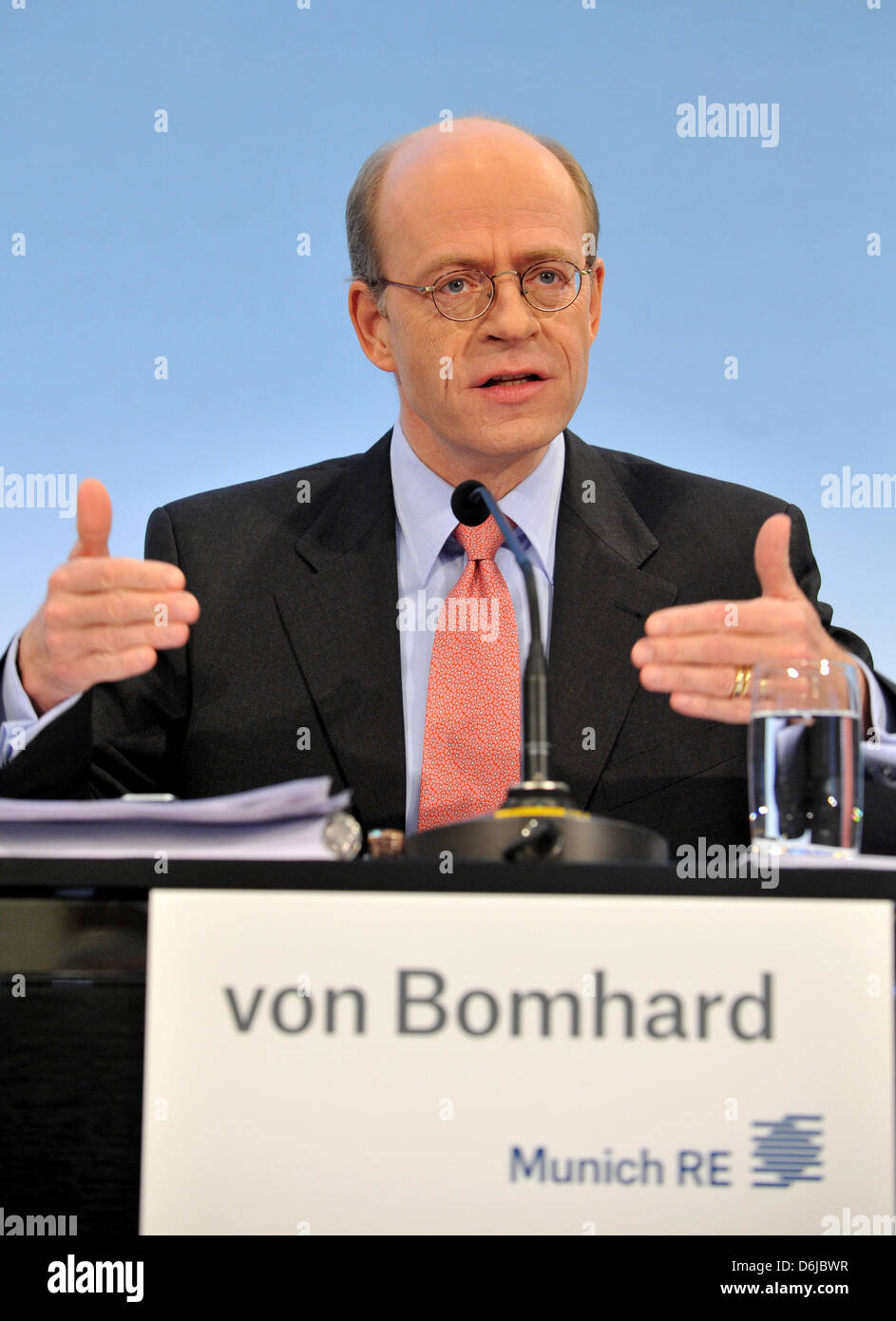 El gerente general de la Compañía de Reaseguros de Munich (Munich RE),  Nikolaus von Bomhard, habla de la empresa en la declaración financiera  conferencia de prensa en Munich, Alemania, el 13 de