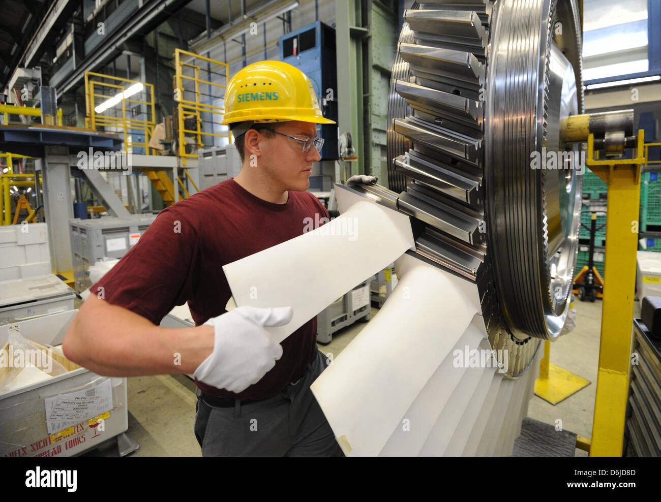 Un empleado de Siemens trabaja en un blade de turbina rueda en las instalaciones de la turbina de gas Siemens planta en Berlín, Alemania, el 14 de marzo de 2012. Siemens es el mayor empleador industrial de la región. Foto: Rainer Jensen Foto de stock