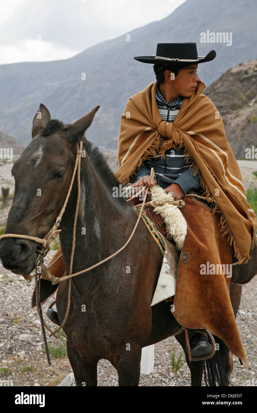 Retrato de un gaucho a caballo del norte cerca de Purmamarca, Quebrada de Humahuaca, provincia de Jujuy, Argentina, Sudamérica Foto de stock
