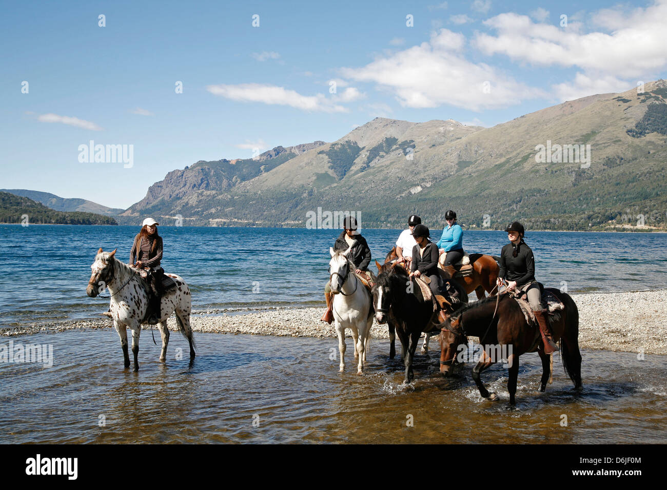 Paseos a caballo por Guttierez Lago en la Estancia Peuma Hue, Patagonia, Argentina, Sudamérica Foto de stock