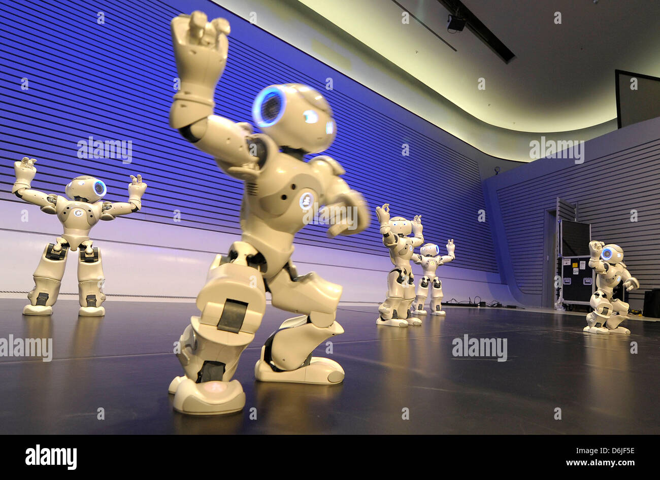 Los robots de la "NAO Robot Show' la danza en el Centro de Ciencias Phaeno en Alemania, el 16 de marzo de 2012. Un robot festival tendrá lugar en Phaeno