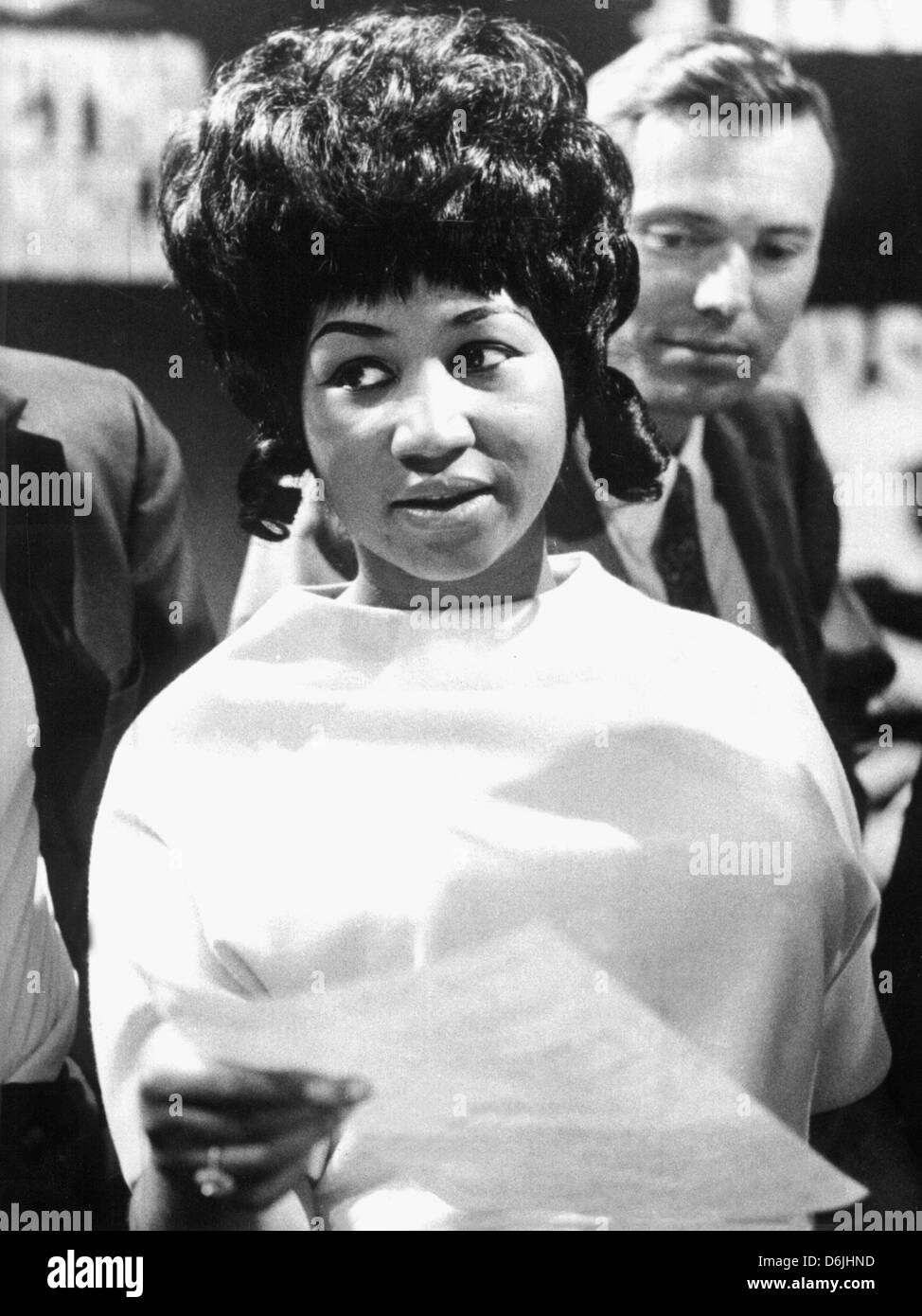 (Archivo) - Un dpa fotografía de archivo fechada el 13 de mayo de 1968 muestra el cantante de soul estadounidense Aretha Franklin durante la grabación de un programa de televisión en un estudio en Colonia, Alemania. El 25 de marzo de 2012 el legendario cantante gira 70. Foto: dpa Foto de stock