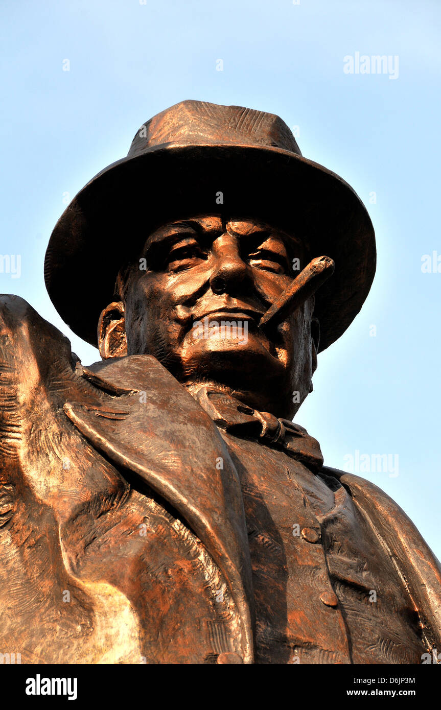 Sir Wiston Churchill estatua Parkview Square Singapore Foto de stock