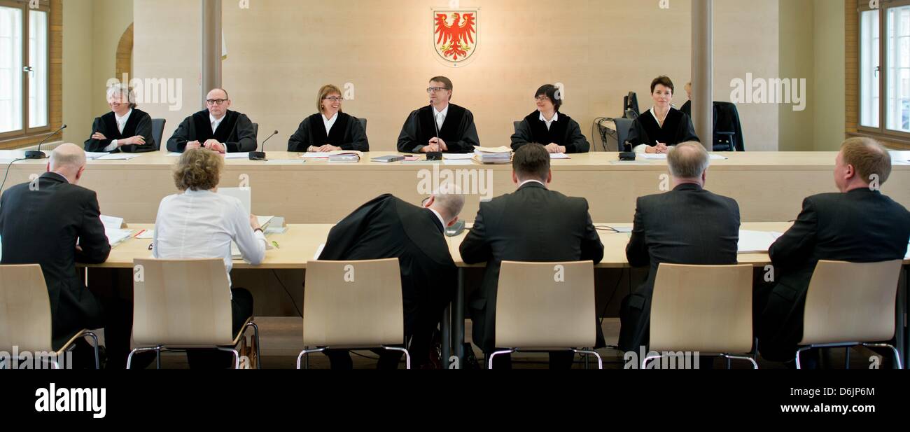 Disciplin eksegese Vandt Director Andreas Dresen (L) se encuentra en el tribunal constitucional como juez  lego en Potsdam, Alemania, el 19 de abril de 2013. Director Dresen es parte  de un juicio por primera vez