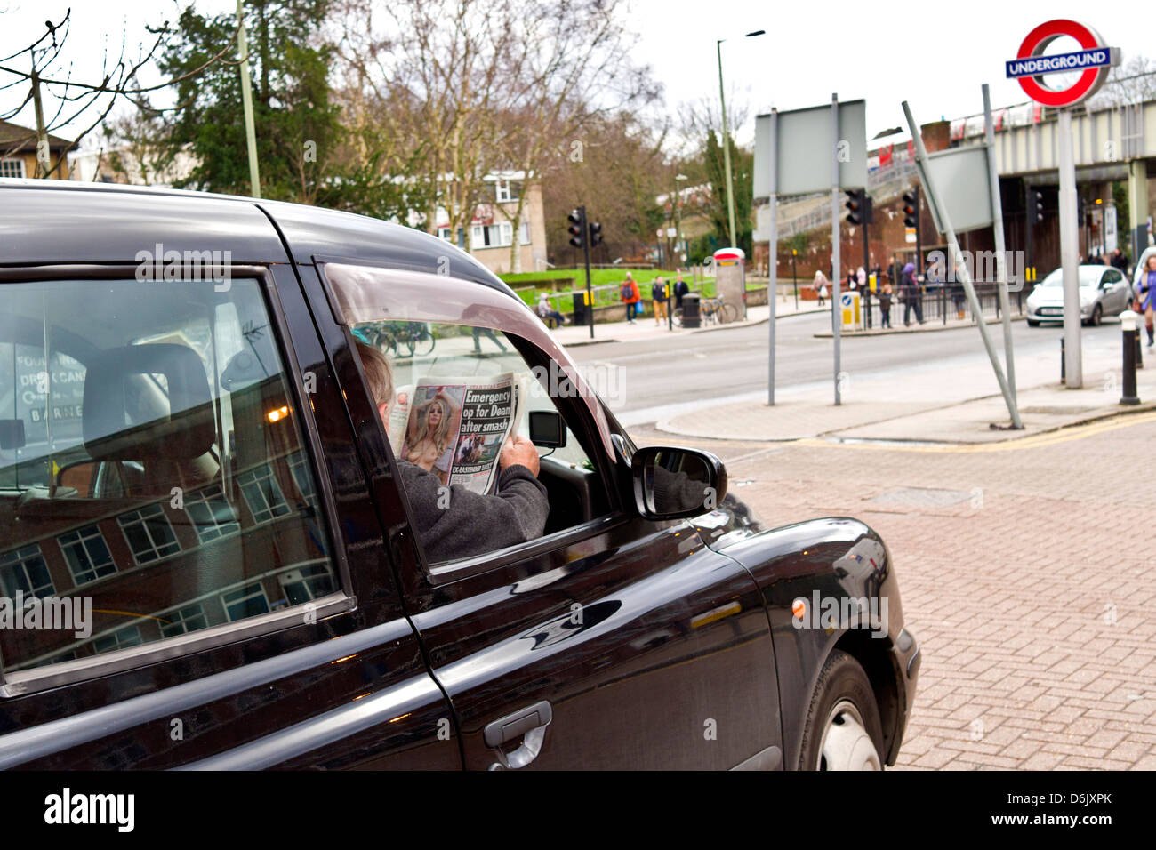 Taxi esperando fuera de una estación del metro de Londres. Foto de stock