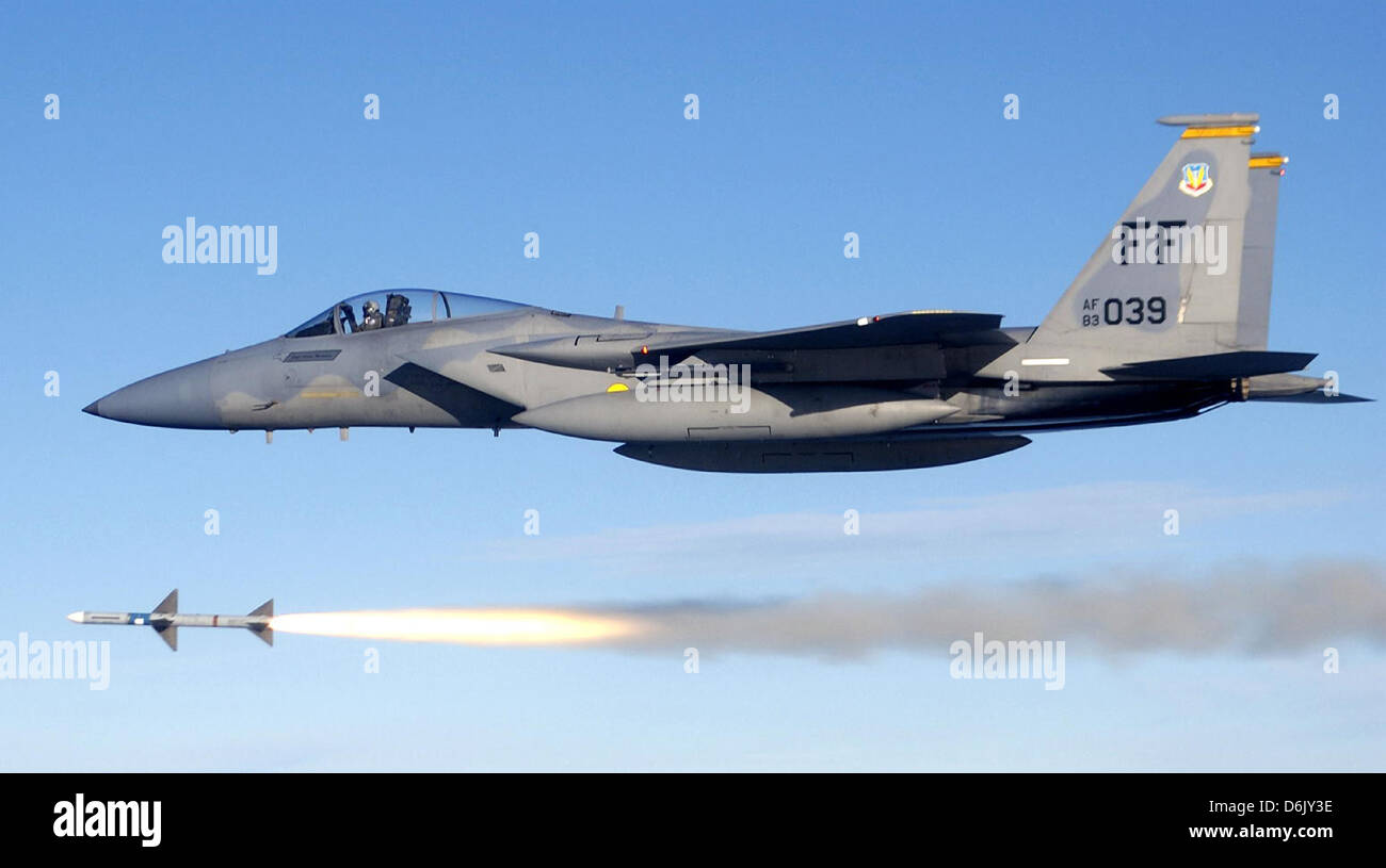 La Fuerza Aérea de EE.UU. Aviones de combate F-15 Eagle desencadena un AIM-7 Sparrow, gama media misil aire-aire durante la capacitación el 5 de marzo de 2003 sobre el Golfo de México. Foto de stock