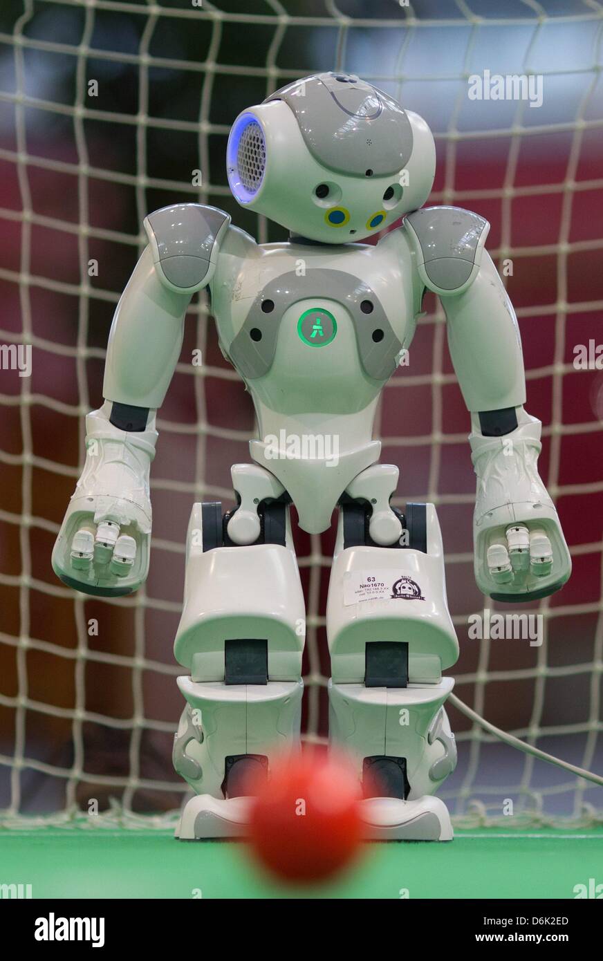 Un robot de la categoría "Standard Platform League' juega al fútbol en el  Abierto alemán Robo-Cup 2012 en Magdeburgo, Alemania, el 30 de marzo de  2012. Cerca de 200 equipos y más