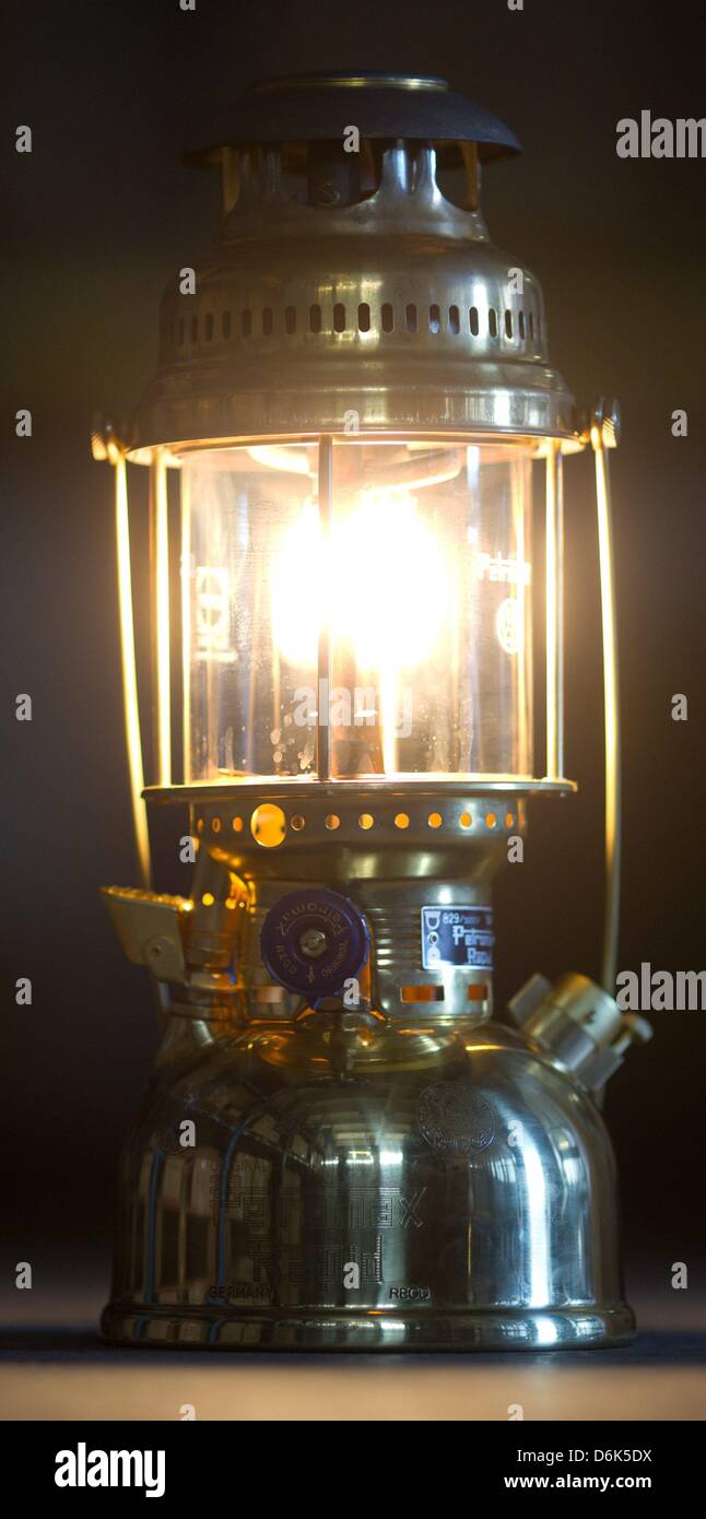 Una lámpara de keroseno 'rápida' por Original Petromax Ltd. representada en  Magdeburgo, Alemania, el 20 de marzo de 2012. Foto: Jens Wolf Fotografía de  stock - Alamy