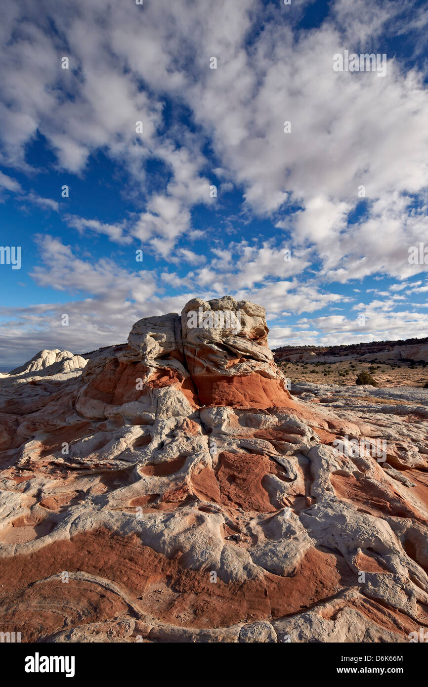 Formaciones de arenisca roja y blanca bajo las nubes blancas, Bolsillo, Vermillion Cliffs National Monument, Arizona, EE.UU. Foto de stock