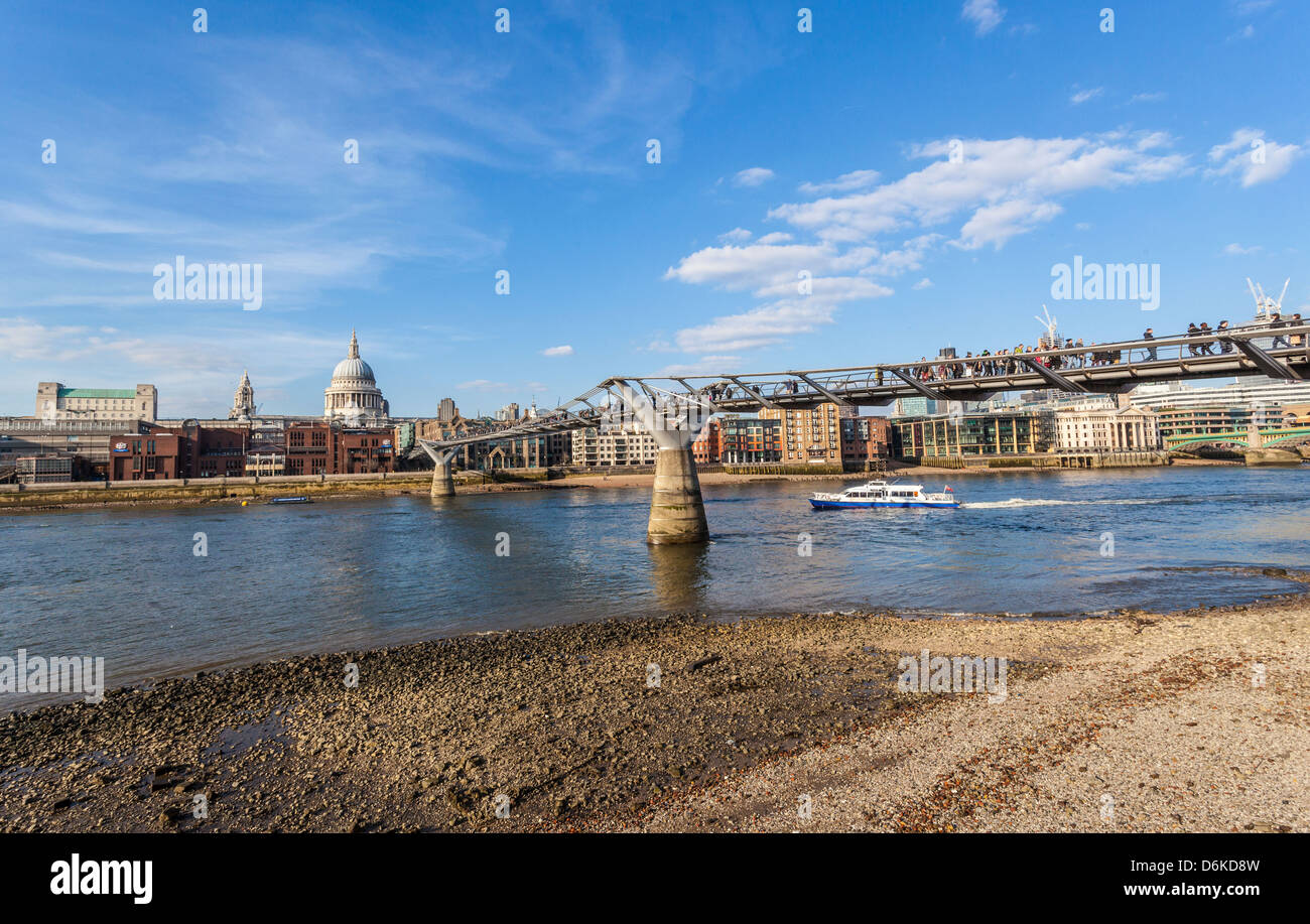 El Puente del Milenio de Londres, el Río Támesis manifiesta, visto desde la orilla sur, Londres, Inglaterra, Reino Unido. Foto de stock