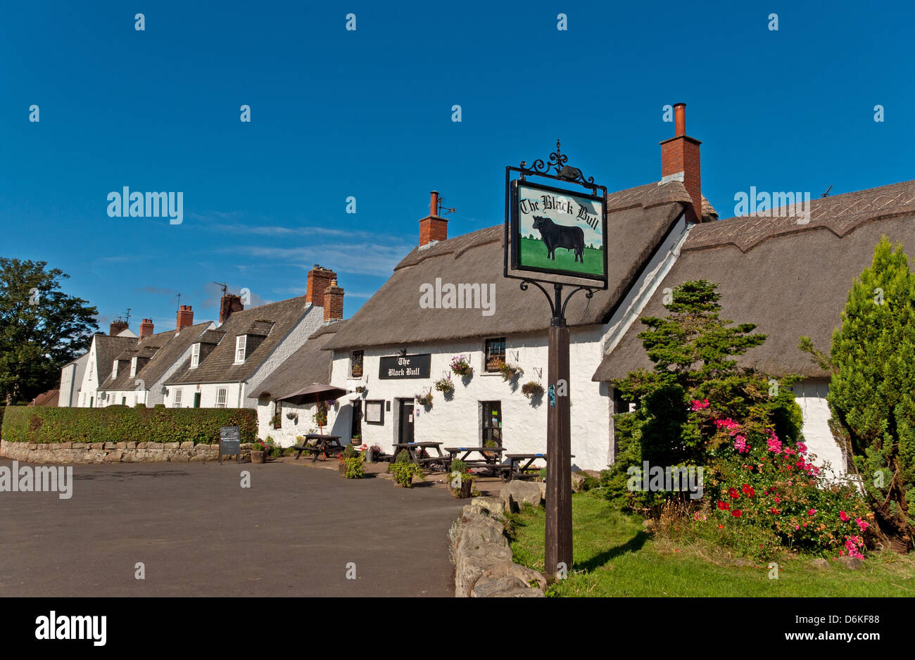 Una fila de bonitas casas de campo con techo de paja fotografías e imágenes  de alta resolución - Alamy