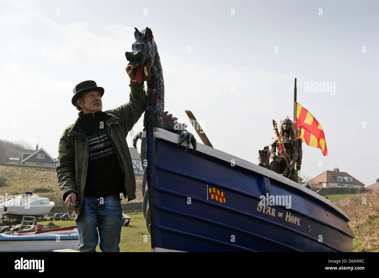 Artista/escultor Tom Newstead con un barco ha recuperado y restaurado que alberga su Valkyrie ilustraciones Foto de stock