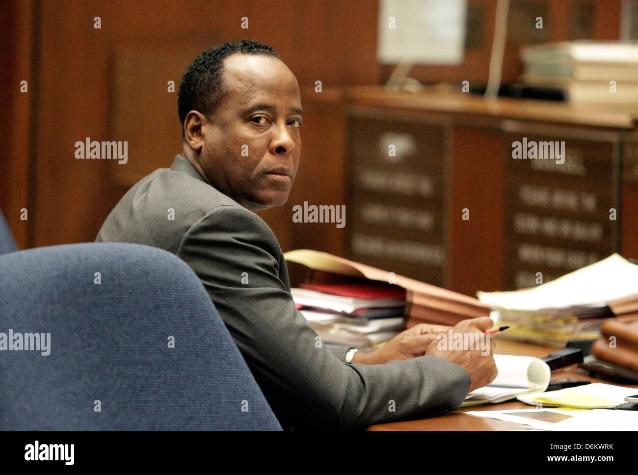 El Dr. Conrad Murray mira durante su juicio homicidio involuntario en Los Angeles, el jueves 20 de octubre, 2011. Murray ha Foto de stock