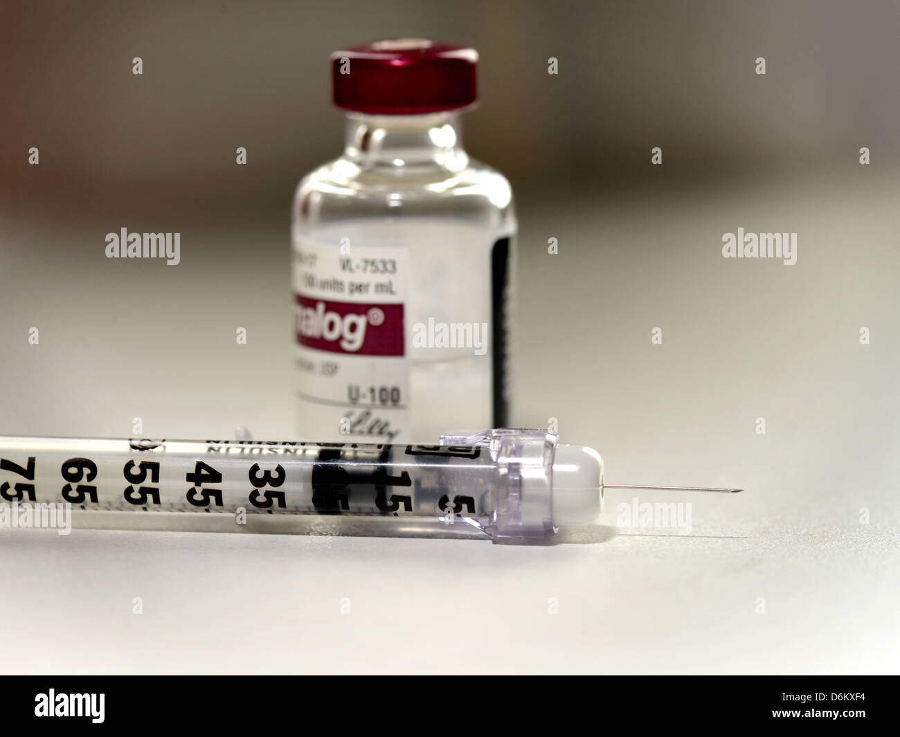 Una jeringa y la insulina, que se utiliza para tratar la diabetes. Foto de stock
