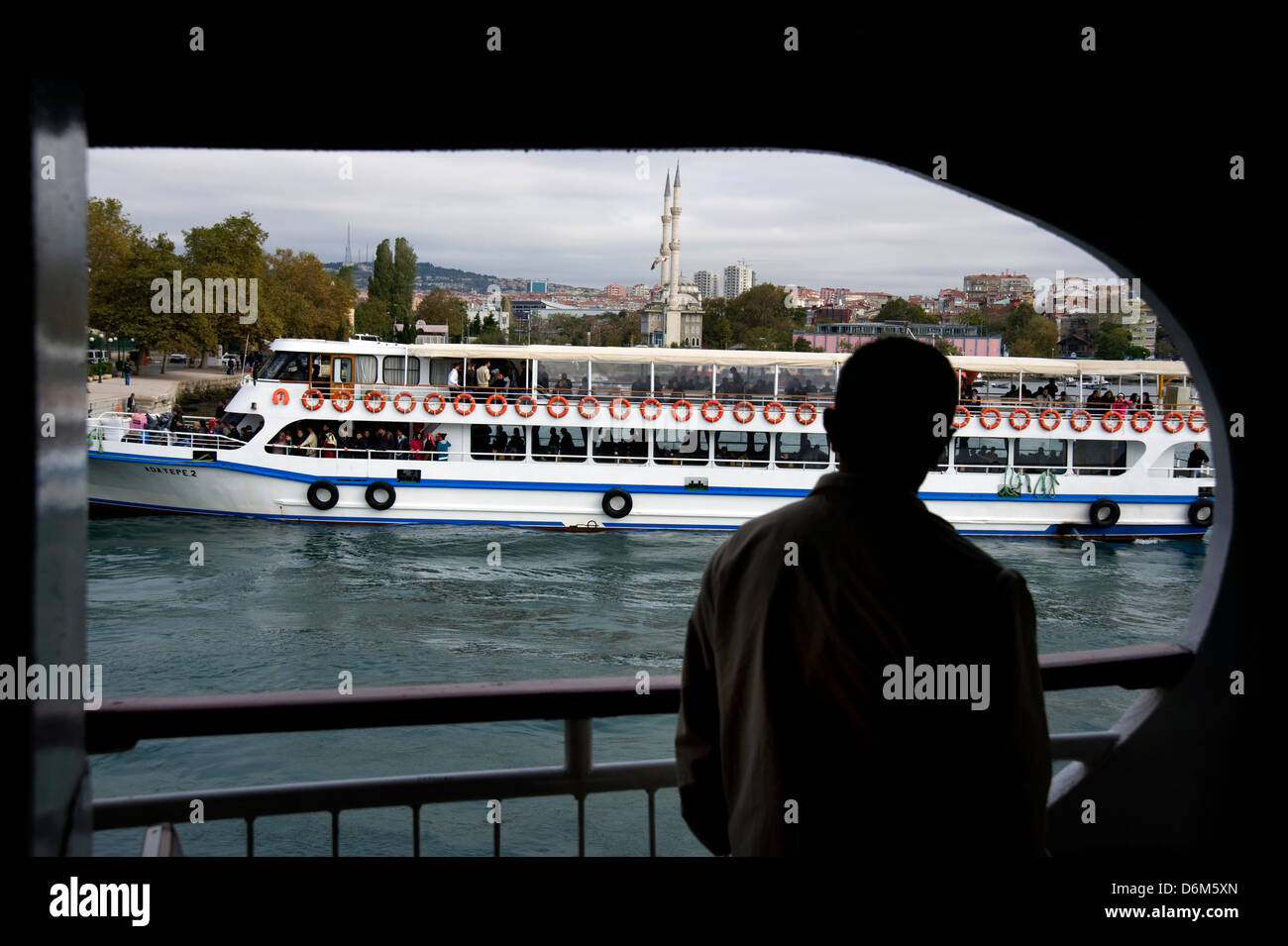 Ferry boats cruzar el Bósforo en Estambul, Turquía, el mar Foto de stock