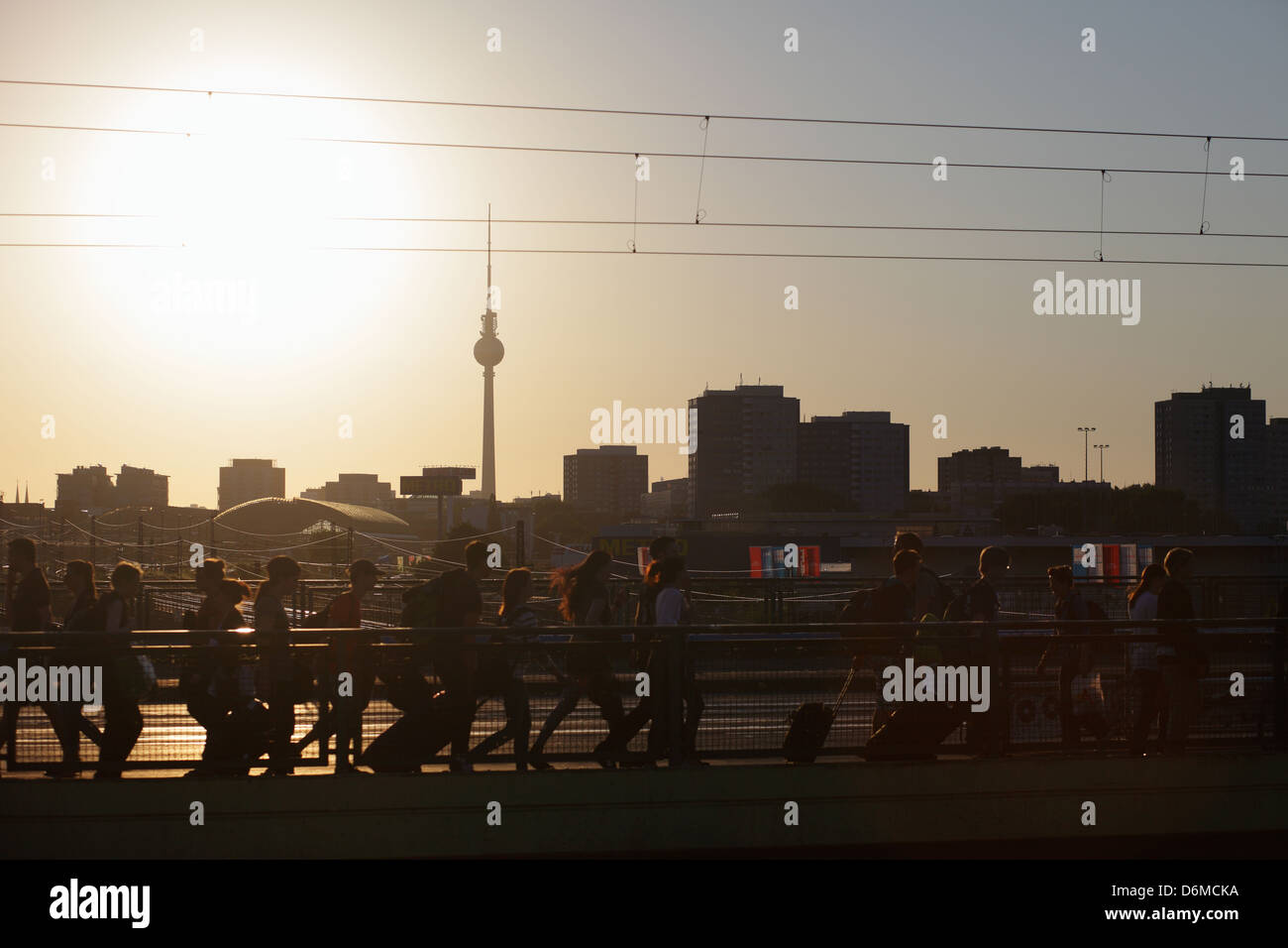 Berlín, Alemania, los peatones en el puente de Varsovia Foto de stock