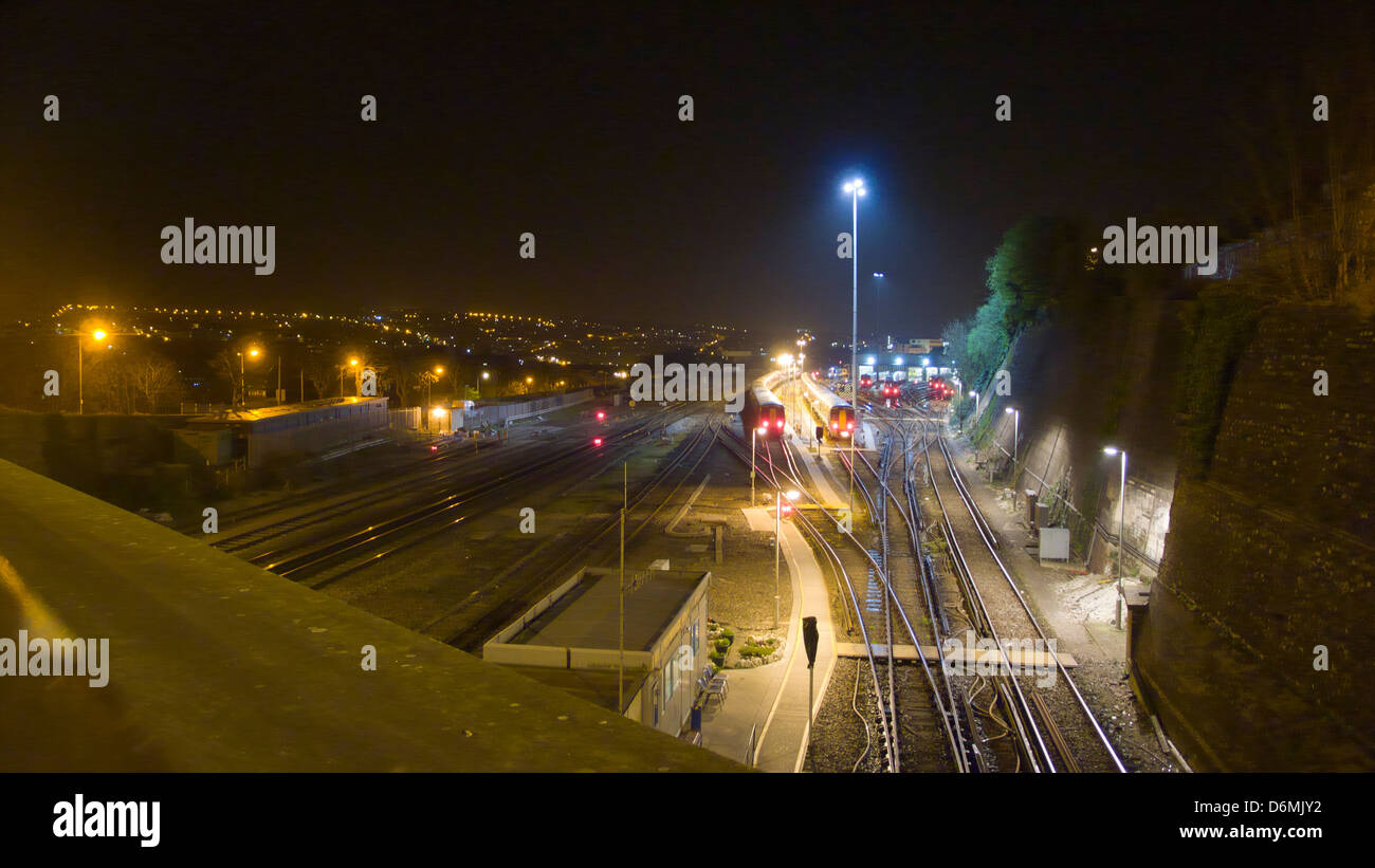 Las vías del ferrocarril, en la noche, Brighton, REINO UNIDO Foto de stock