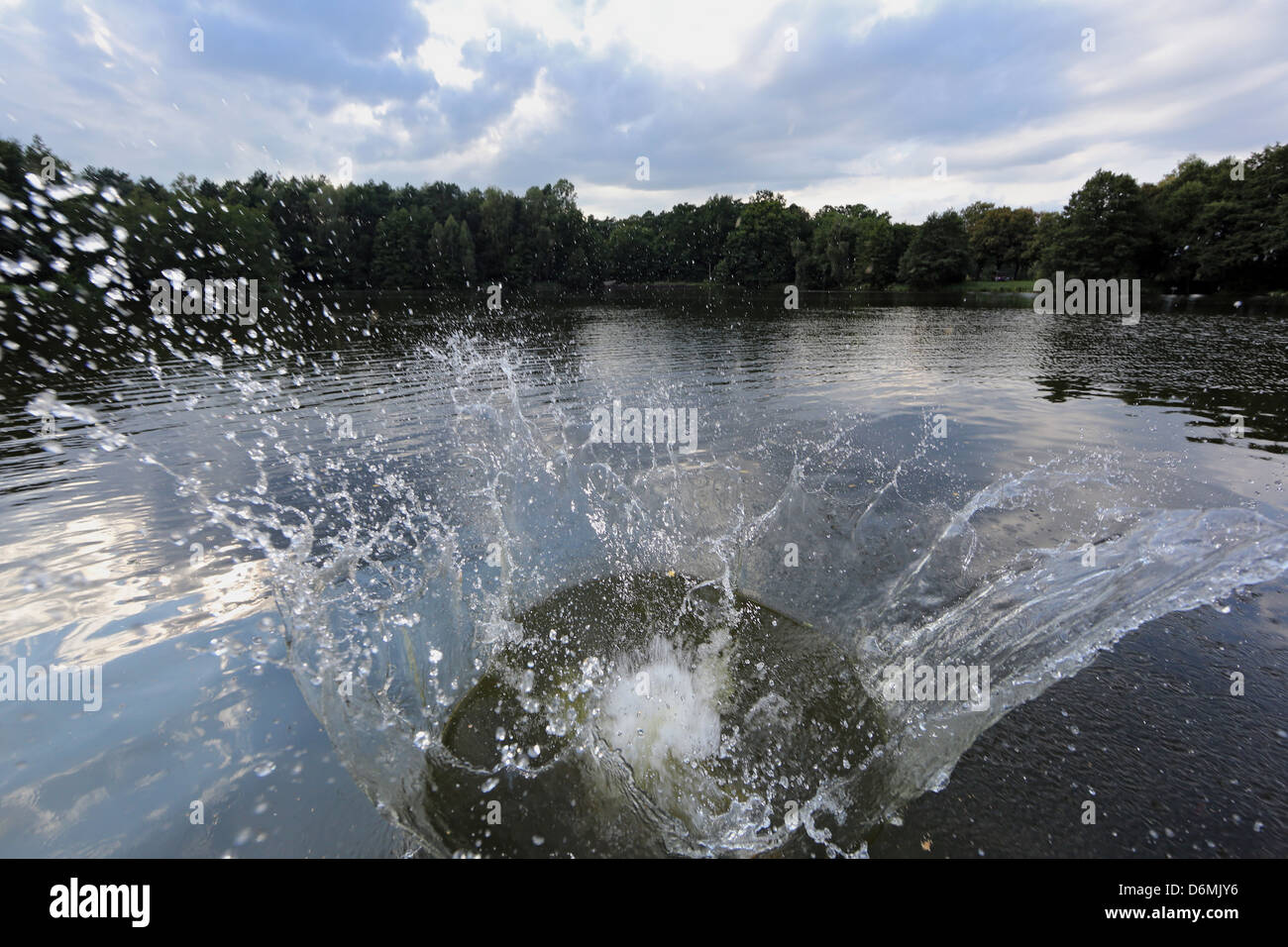 Emstal, Alemania, en un lago de agua pulverizada en después de la inmersión de un humano Foto de stock