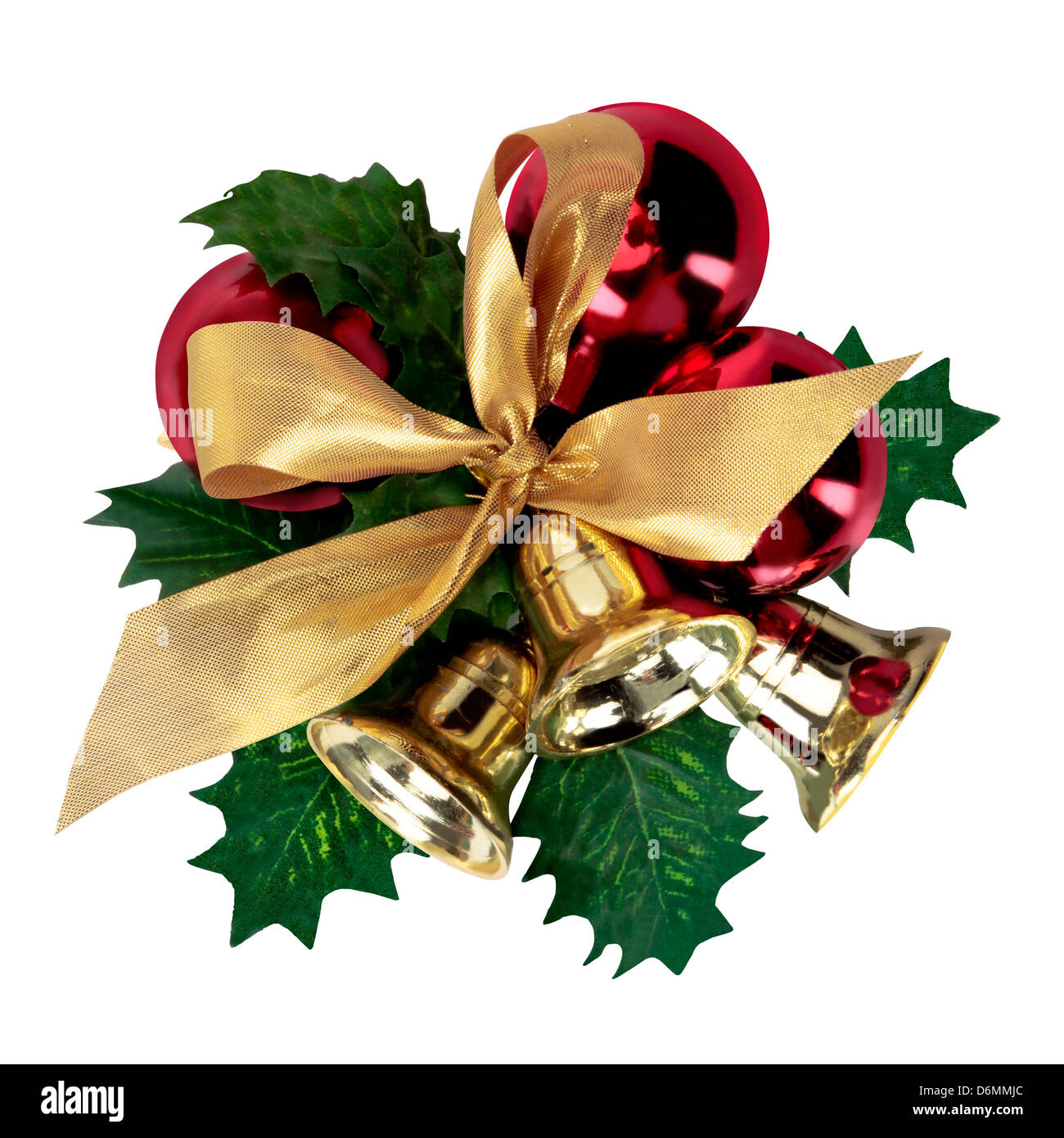 Decoración de Navidad con hojas verdes, bolas rojas, campanas y Gold  Ribbon, aislado en blanco Fotografía de stock - Alamy