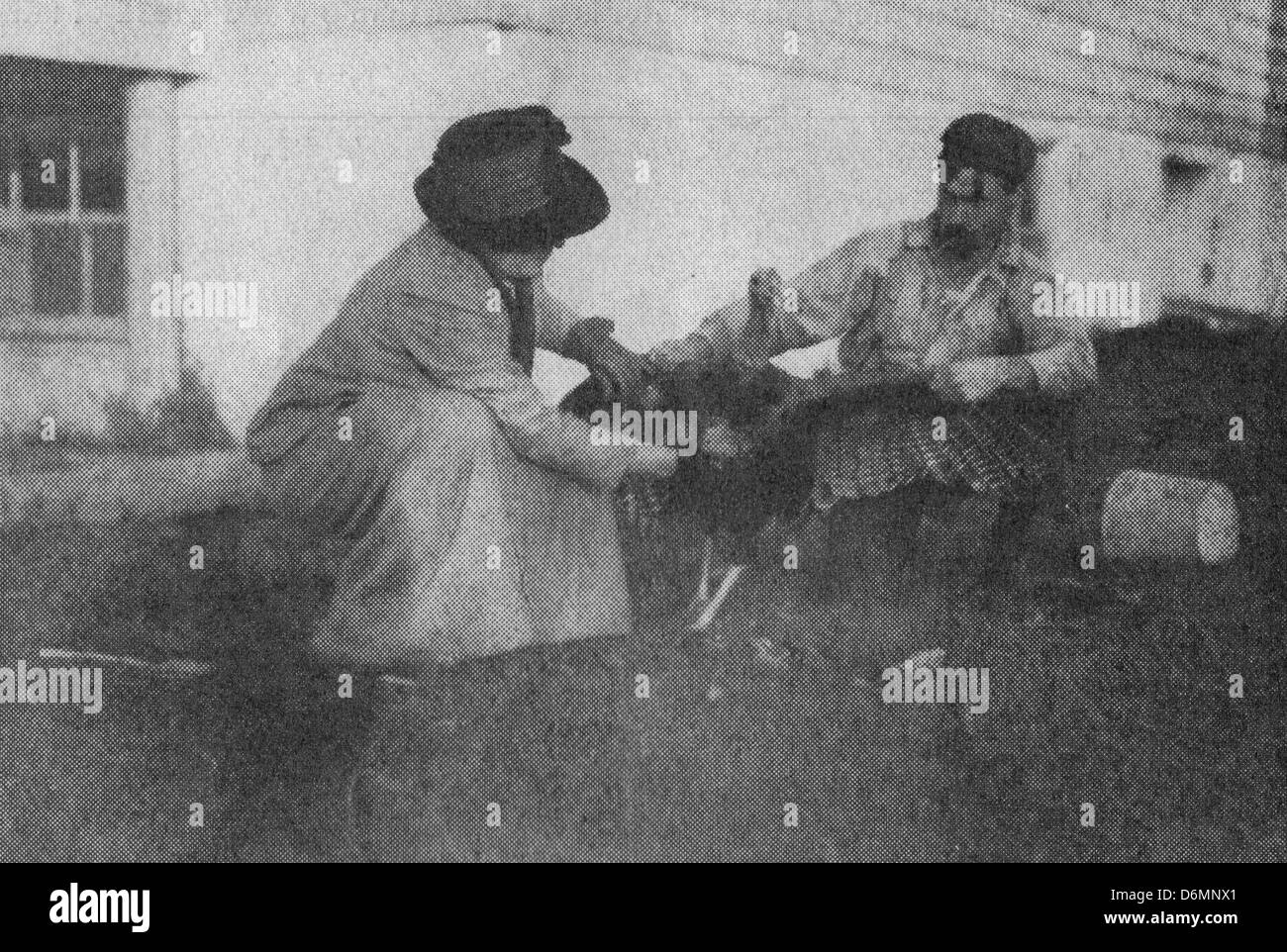 Bien rellenados y regordeta - Mujer recogiendo a Turquía para la cena de Acción de Gracias, circa 1912 Foto de stock
