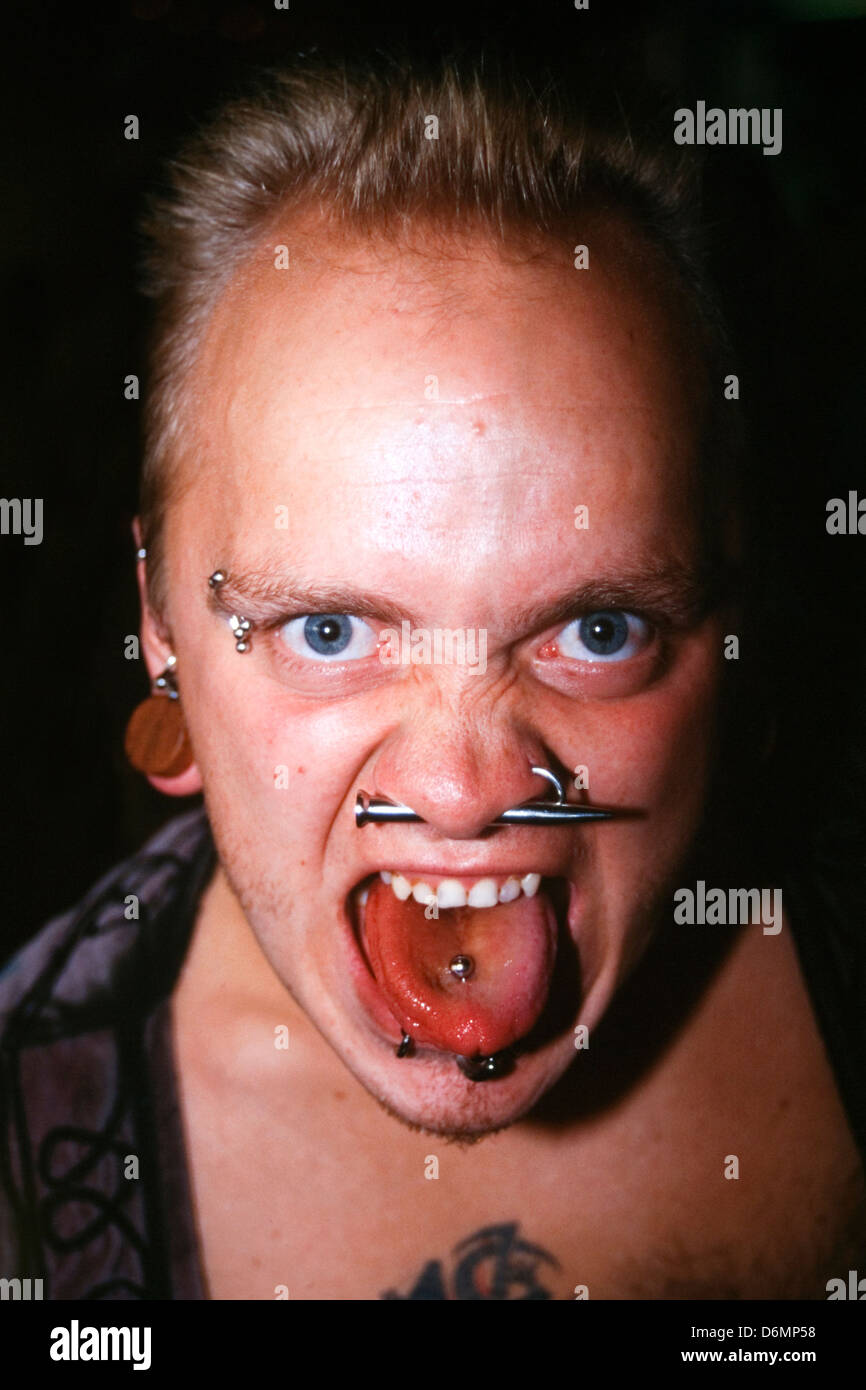 Joven con tatuajes y piercing en el dunstable tatuaje y body piercing