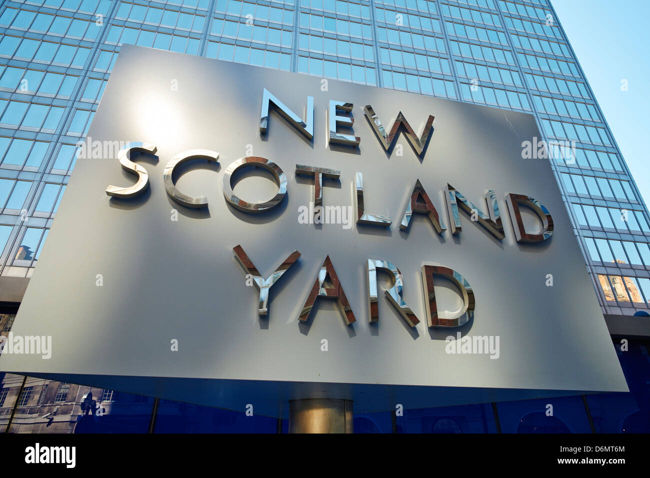 New Scotland Yard firmar fuera de la Sede de la Policía Metropolitana de Londres, Reino Unido Westminster Broadway Foto de stock