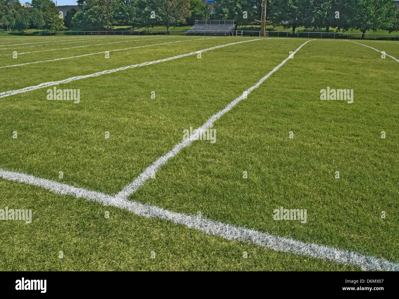 Campo de juego de fútbol americano con lineas blancas. Foto de stock