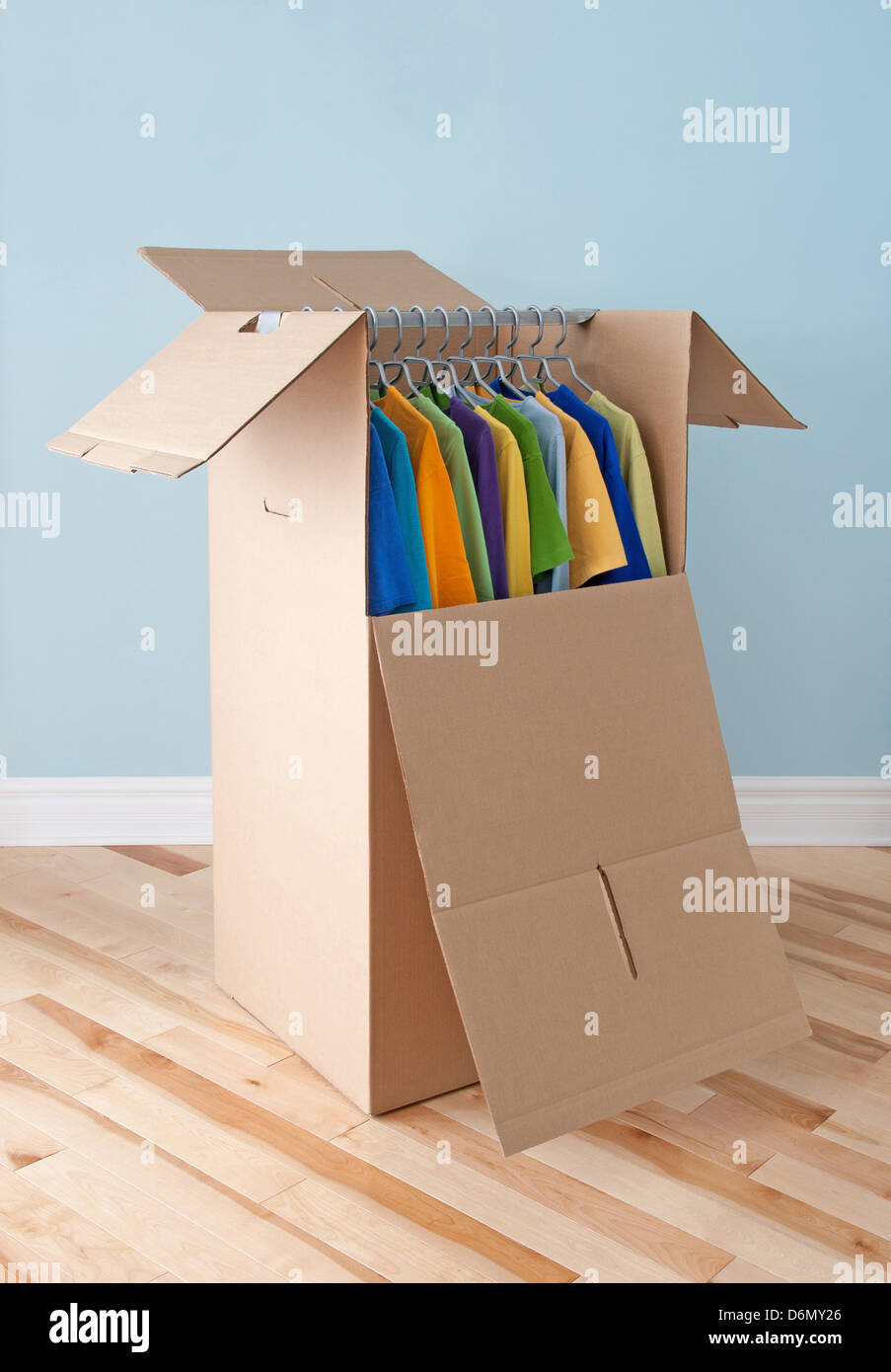 Estantes hechos de cajas de madera para pequeñas cosas para el hogar  Fotografía de stock - Alamy