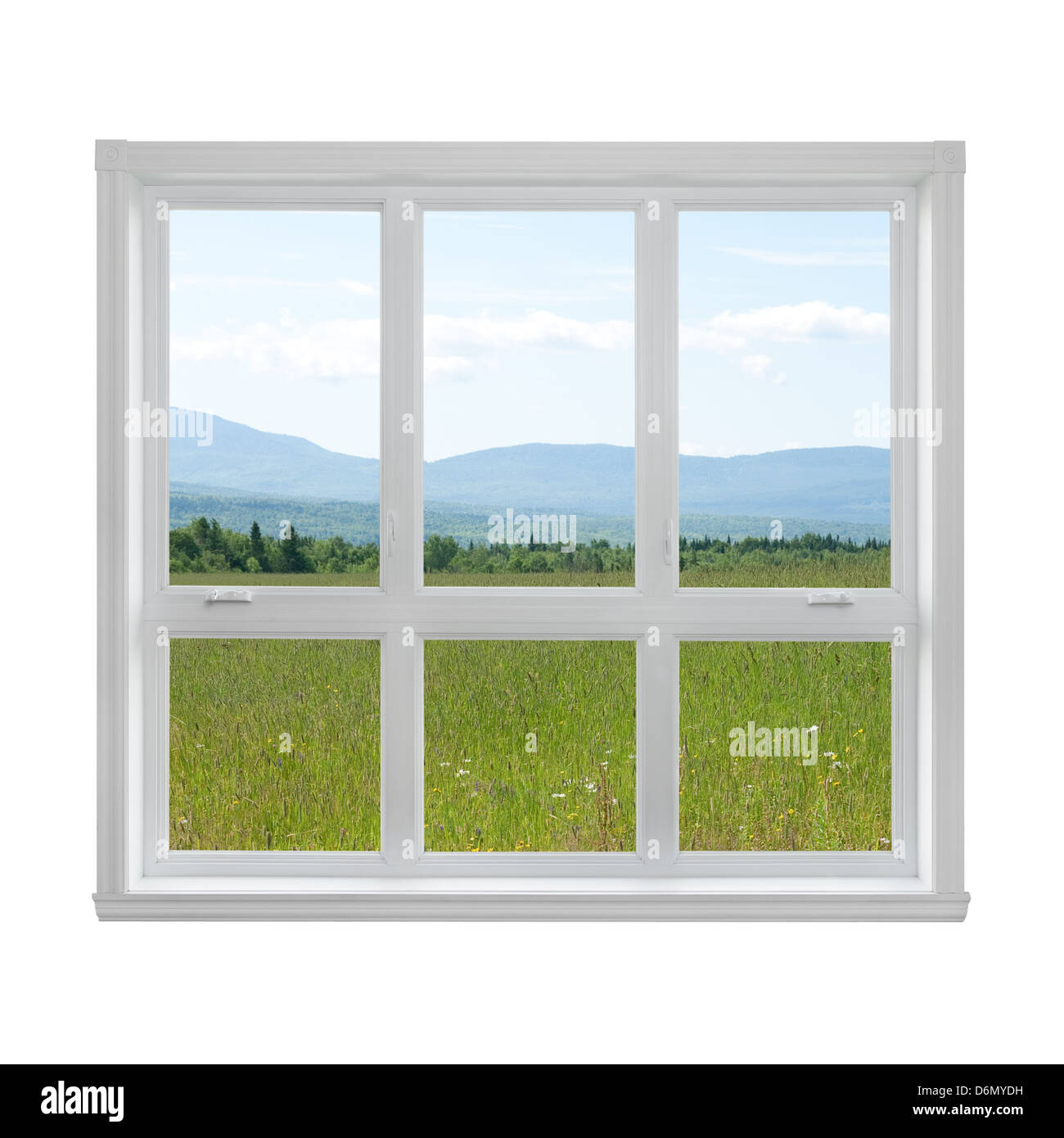 Campo de verano y las montañas se ve a través de la ventana. Foto de stock