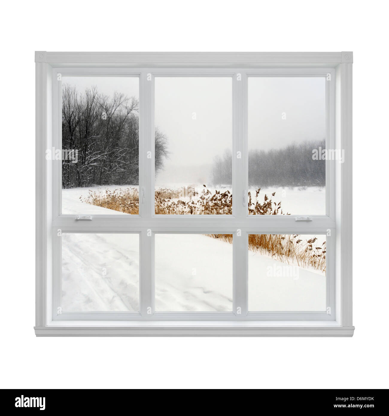 Invierno con nieve paisaje visto a través de la ventana. Foto de stock
