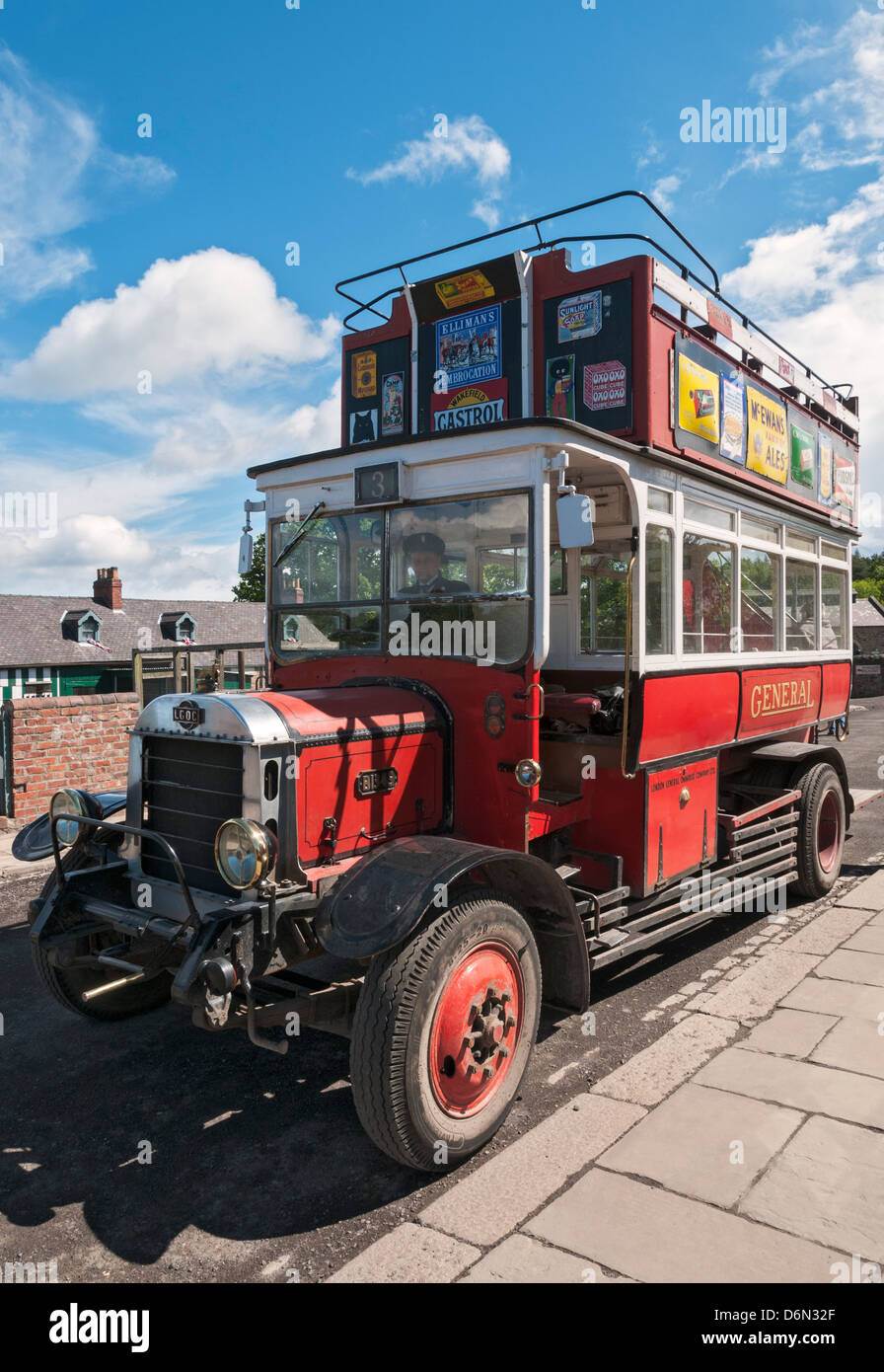 Gran Bretaña, Beamish, al norte de Inglaterra Open-Air Living History Museum, double decker bus Foto de stock