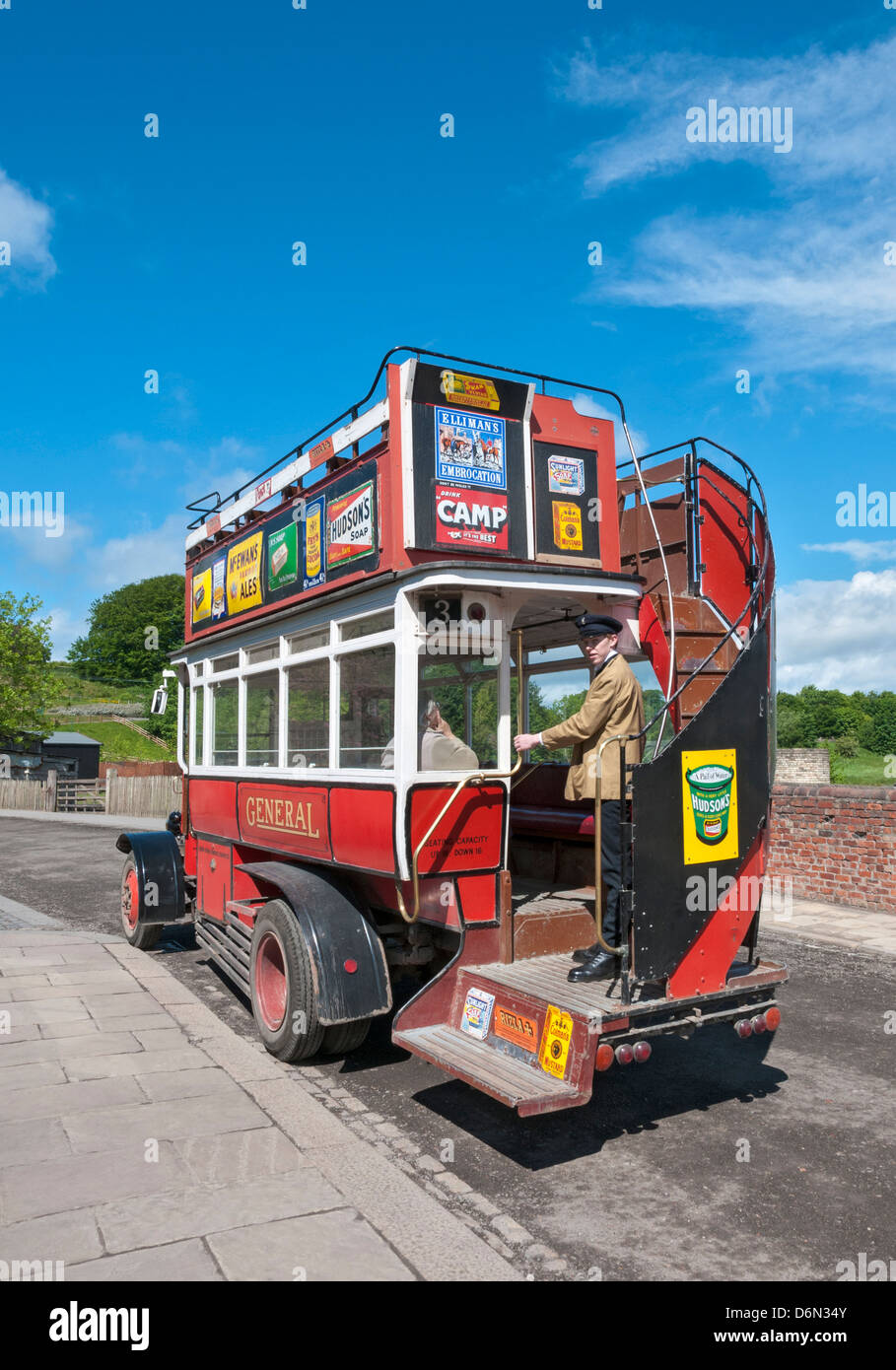 Gran Bretaña, Beamish, al norte de Inglaterra Open-Air Living History Museum, double decker bus Foto de stock