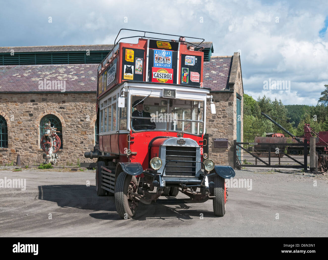 Gran Bretaña, Beamish, al norte de Inglaterra Open-Air Living History Museum, double decker bus Foto de stock
