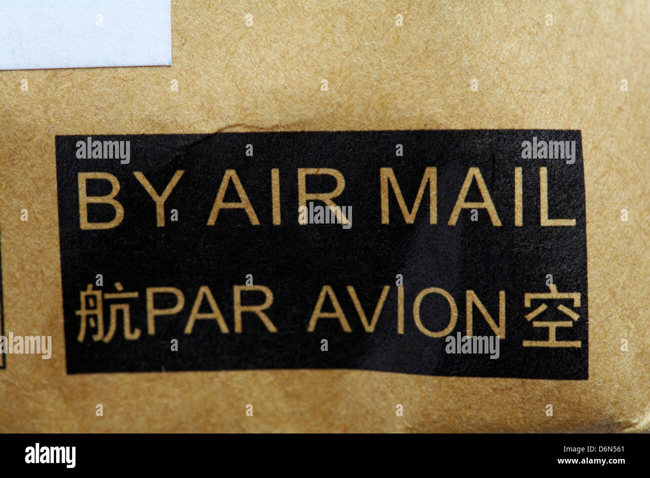 Por correo aéreo par avion en el paquete Foto de stock