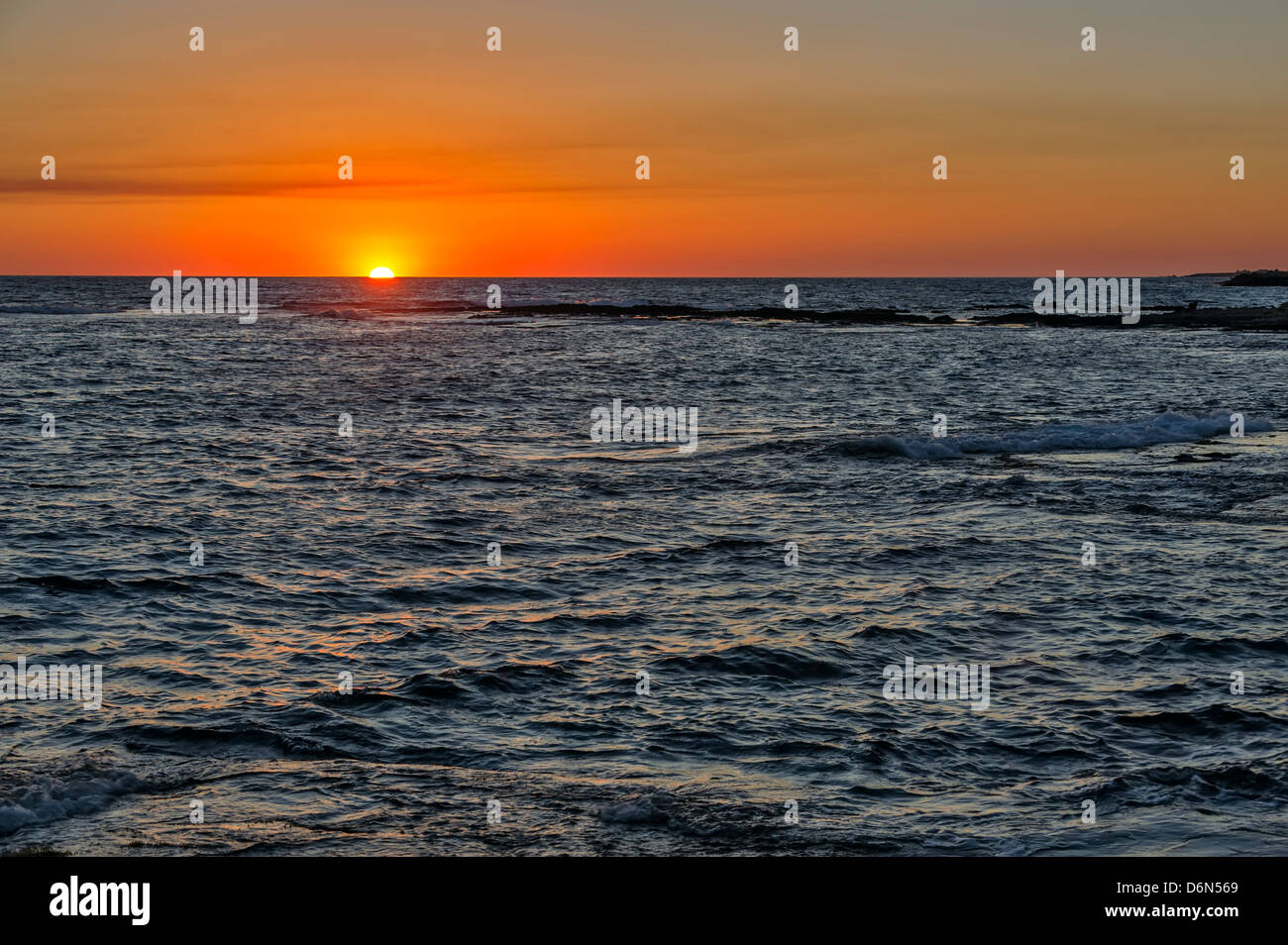 Sun abajo debajo del horizonte del mar Foto de stock